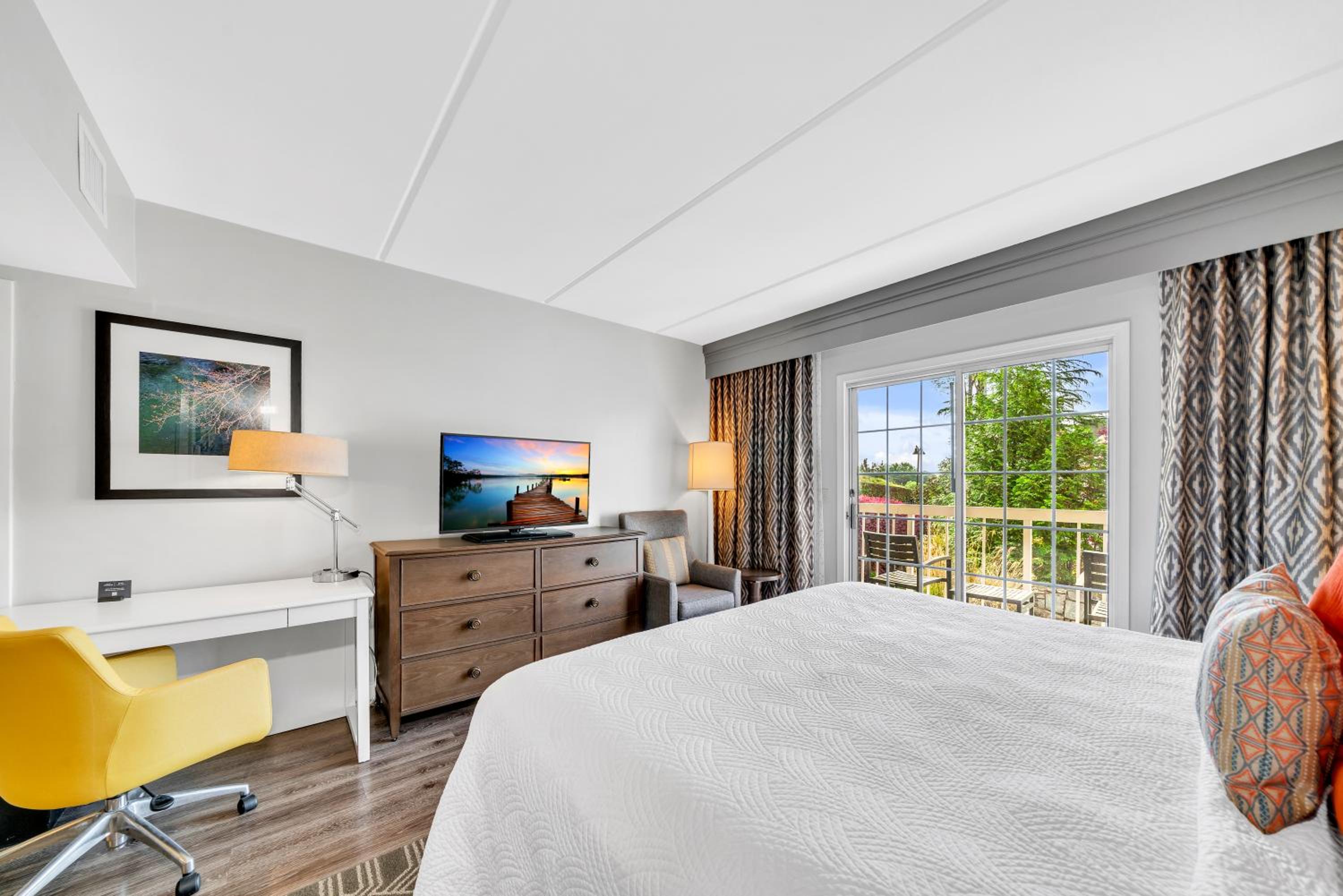 Standard King Room - Photo 11
