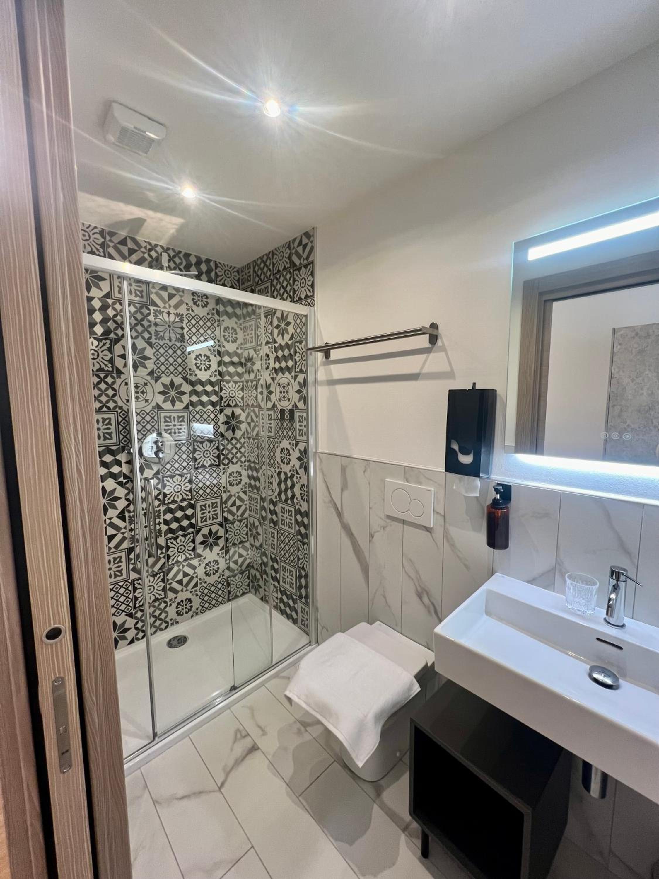 Single Room with Private Bathroom photo 3
