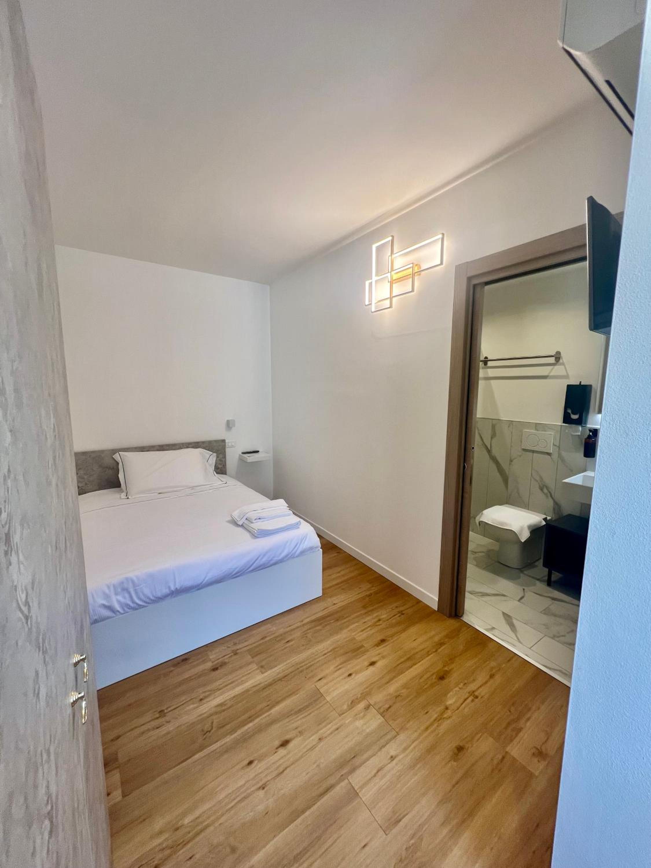 Single Room with Private Bathroom photo 2