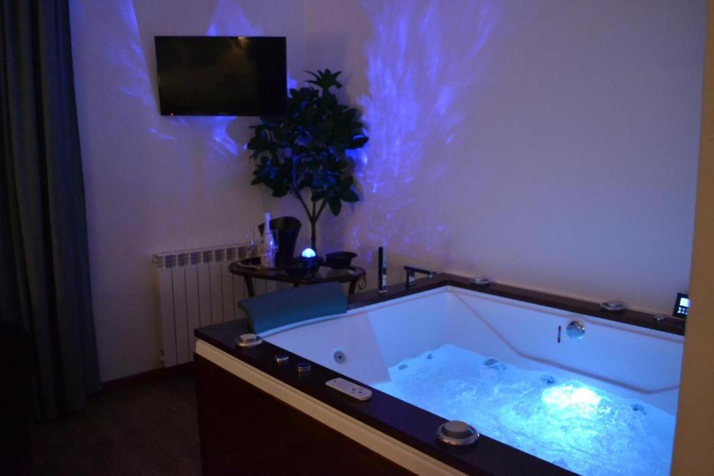 Suite with Spa Bath photo 3