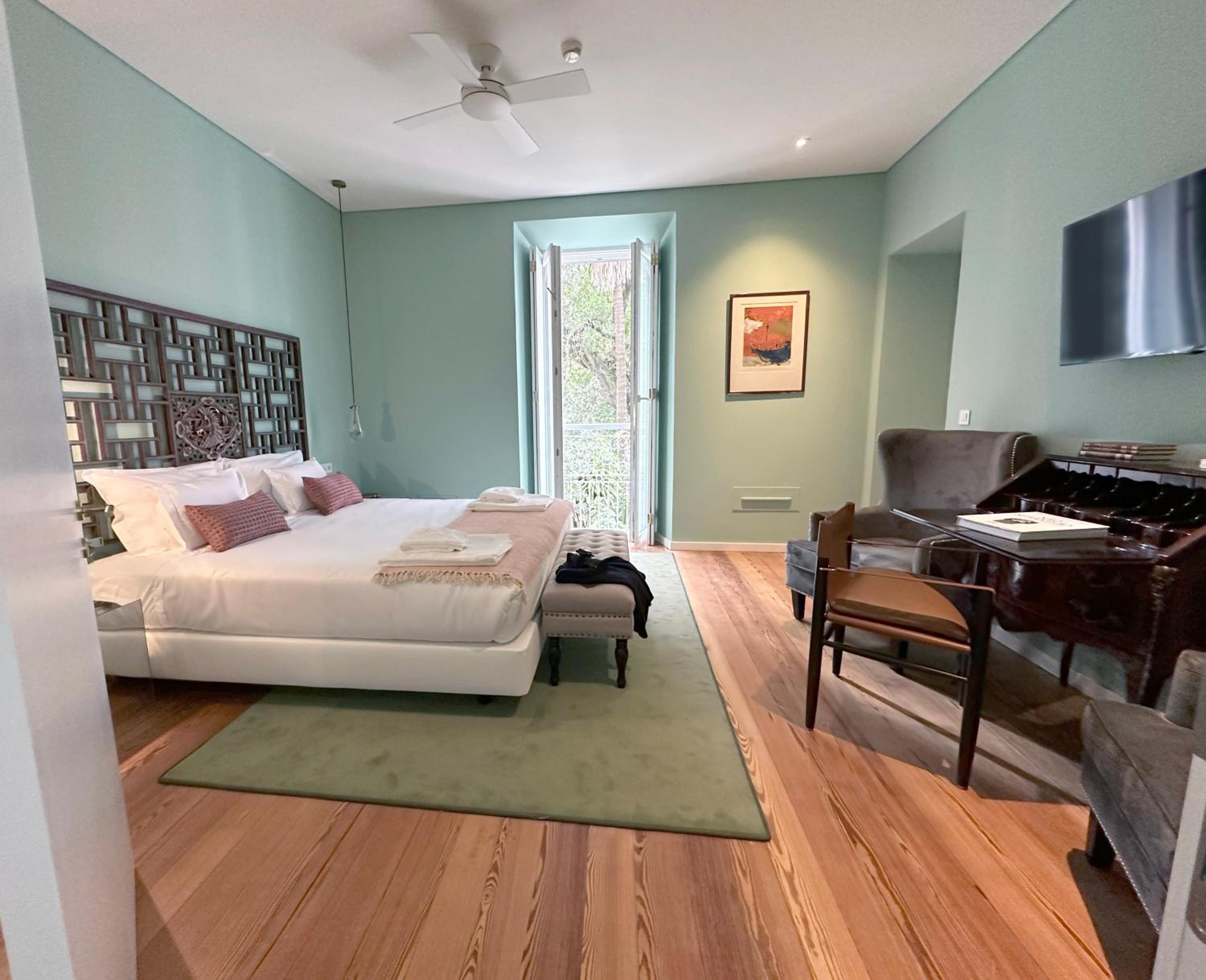 Deluxe Room - Photo 13