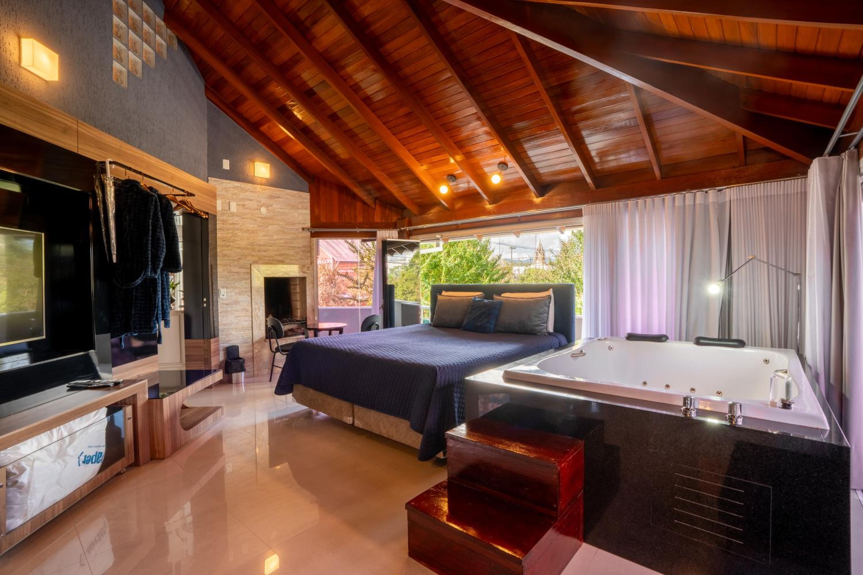 Deluxe Double Room with Bath - Photo 6