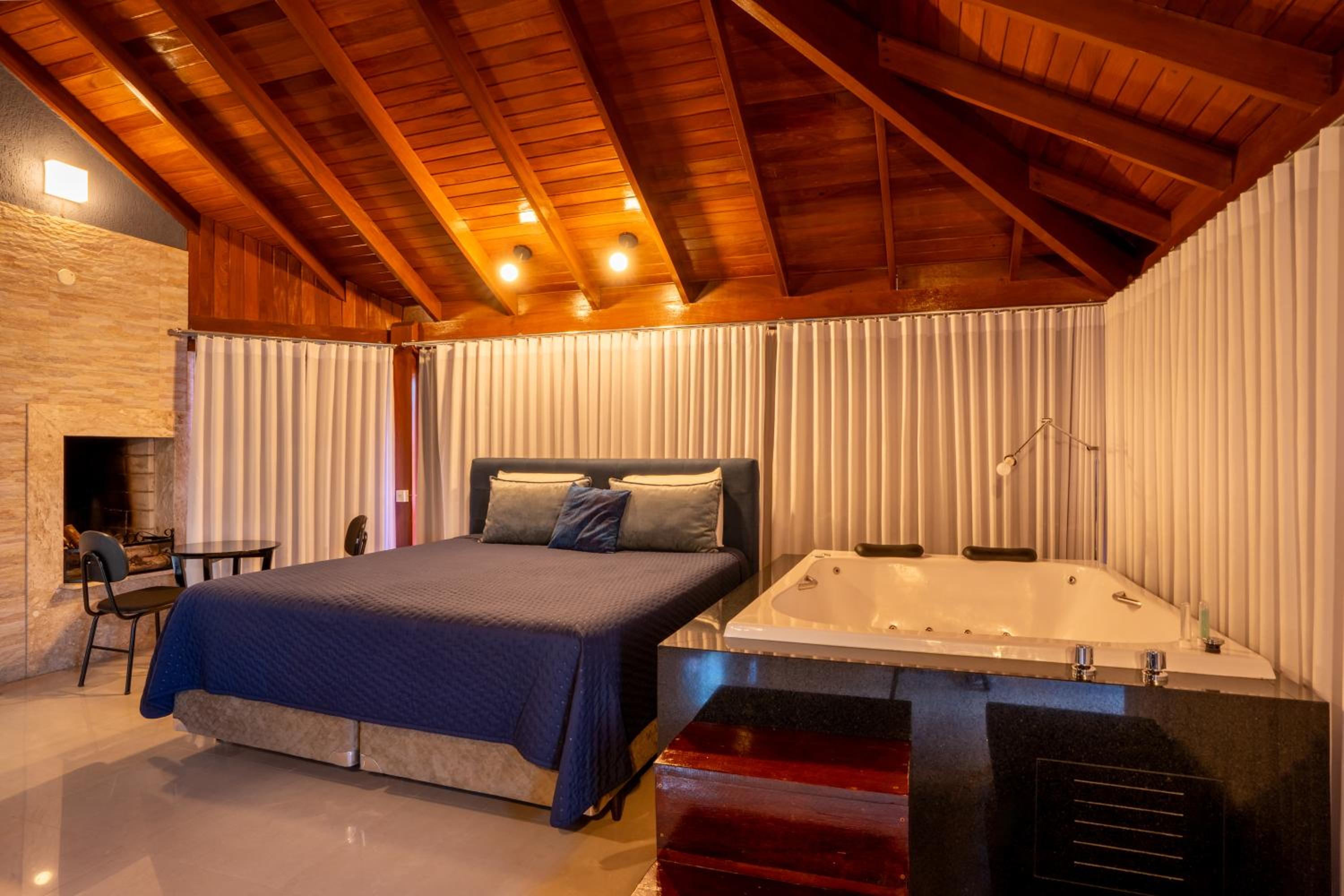 Deluxe Double Room with Bath - Photo 17