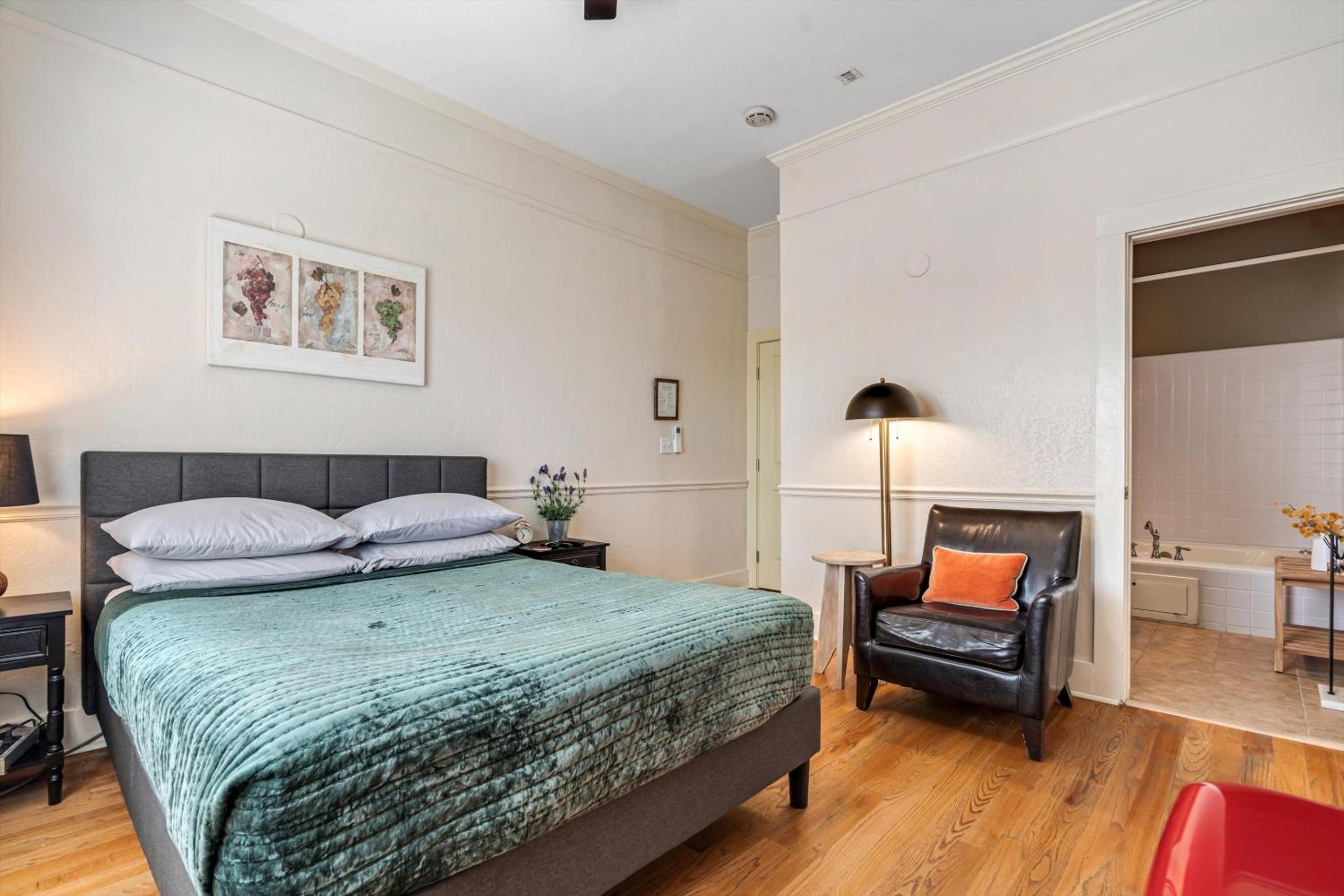 Queen Room photo 1