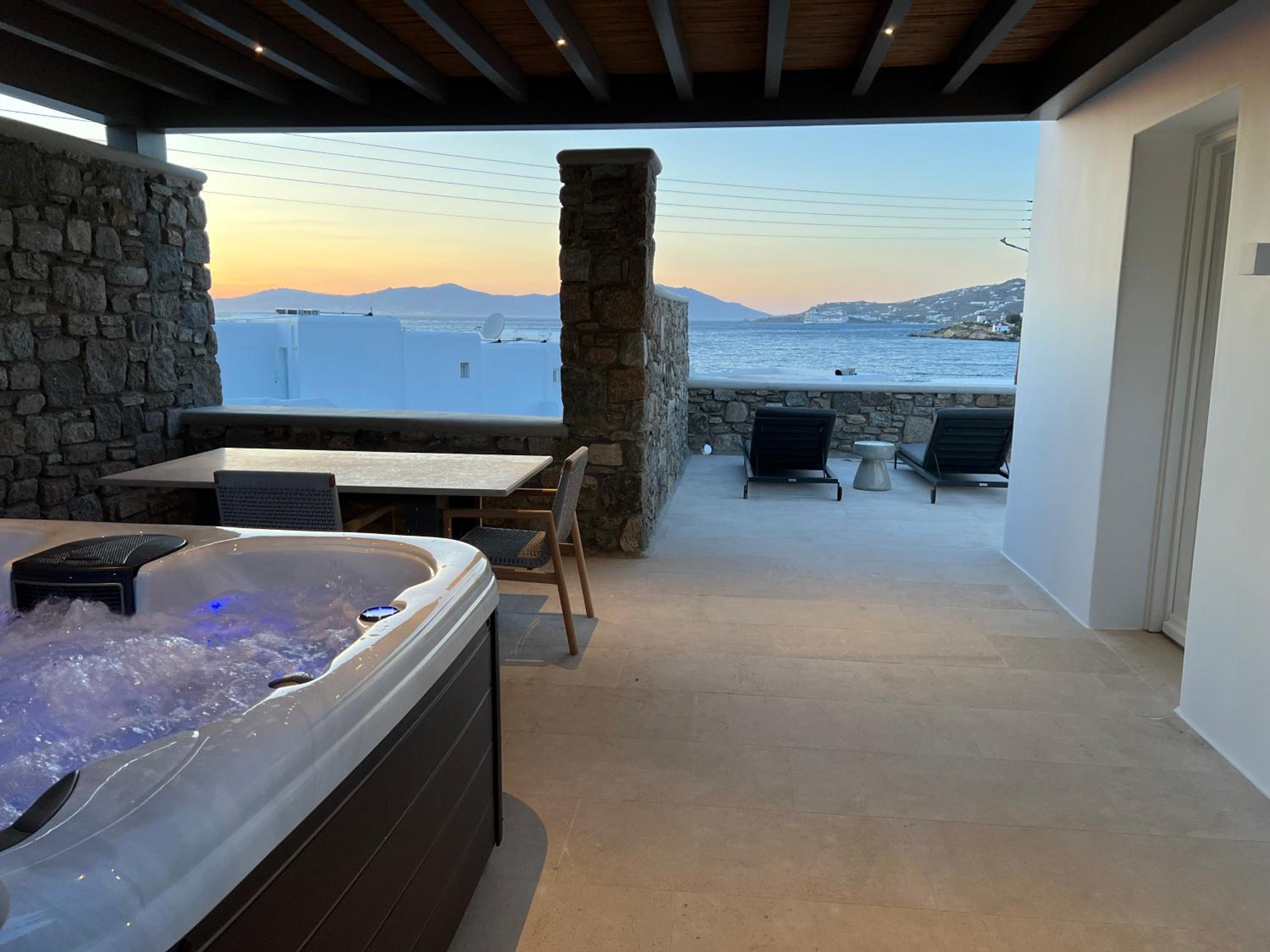 One Bedroom Suite Sea View with Hot Tub - Photo 3