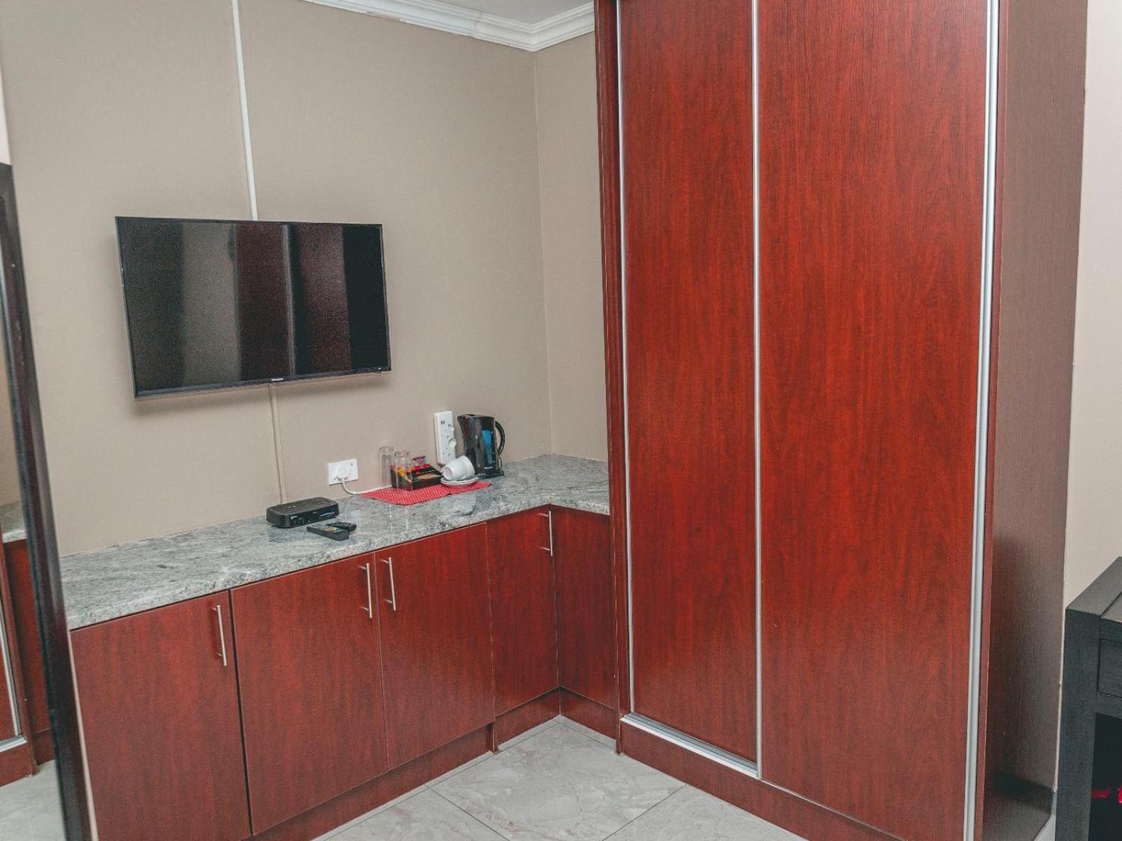 Executive Suite - Photo 13
