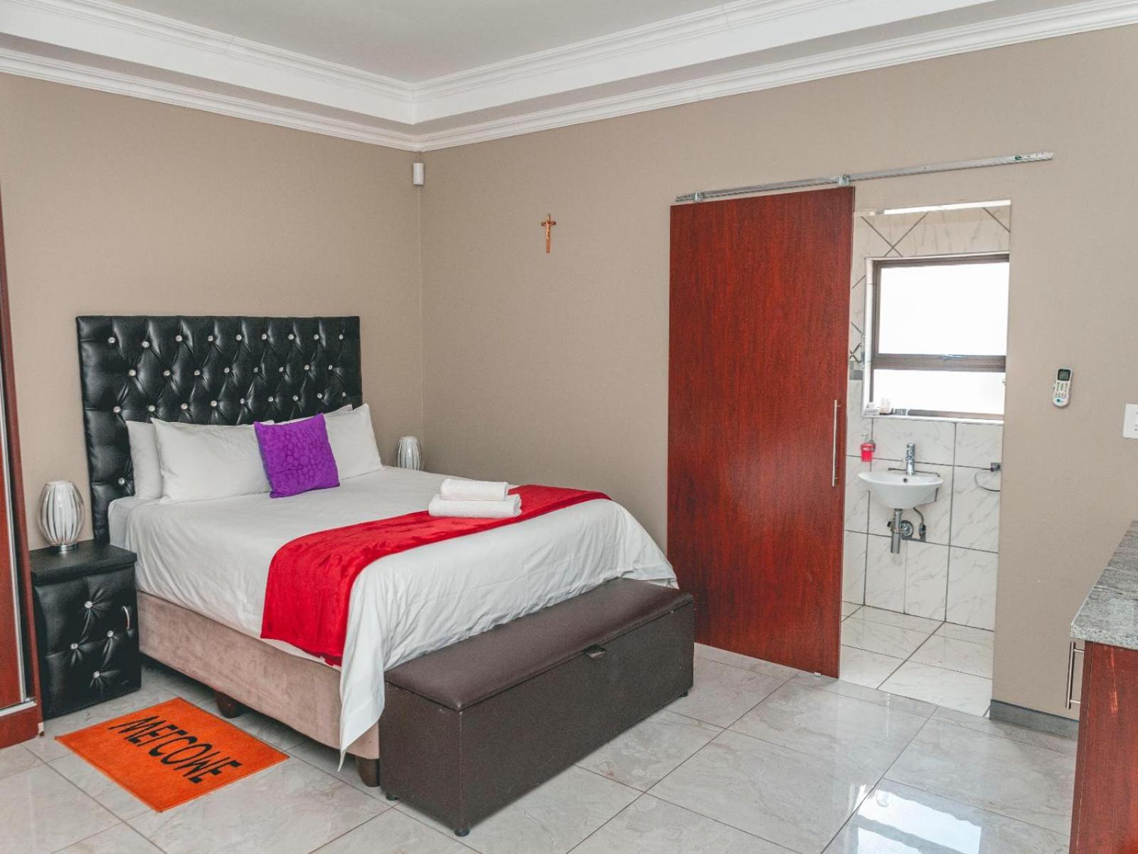 Executive Suite - Photo 14