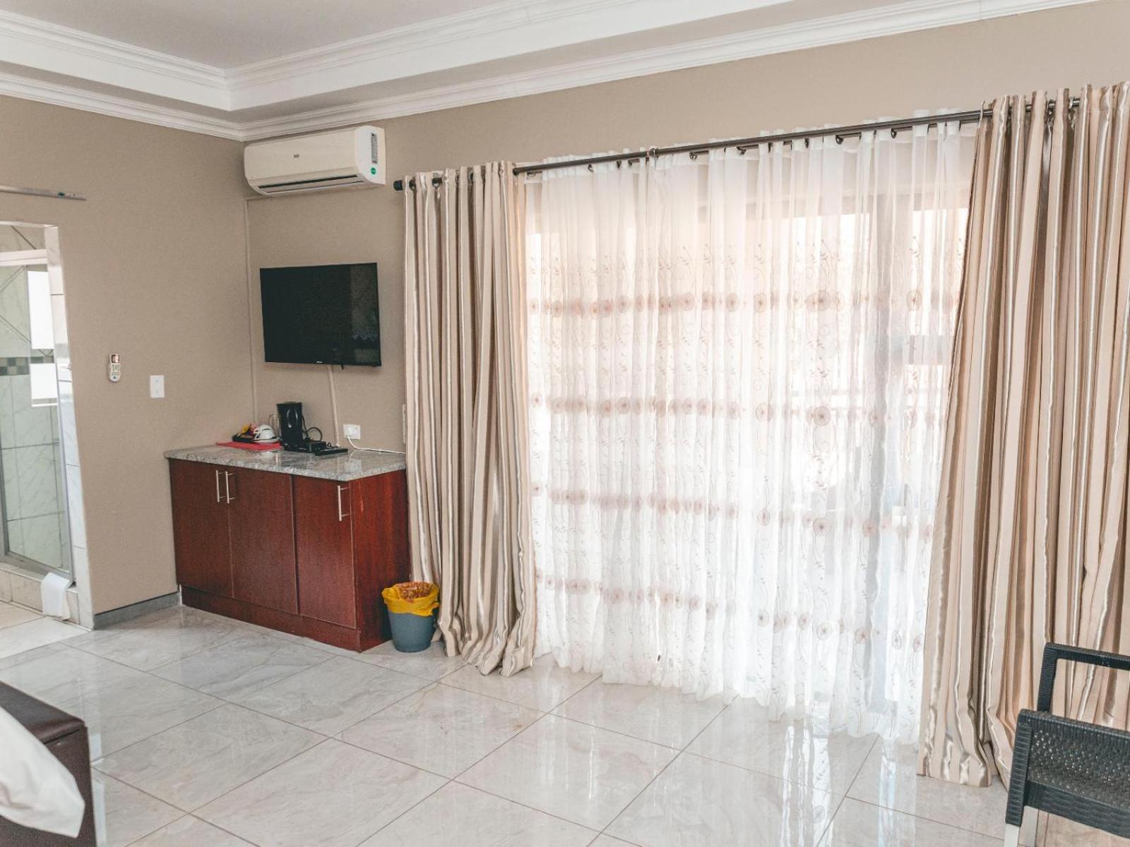 Executive Suite - Photo 3