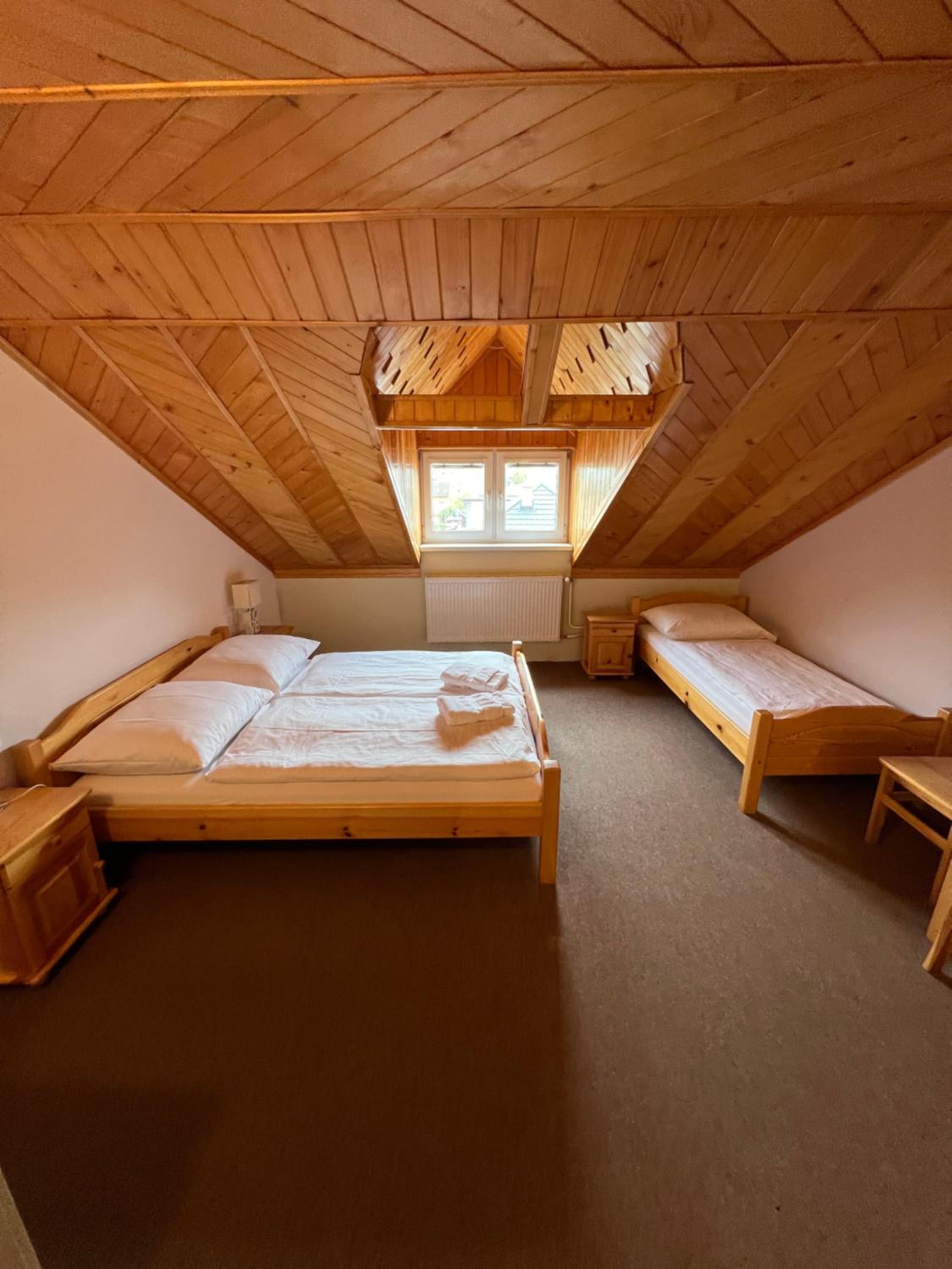 Economy Triple Room - Photo 12