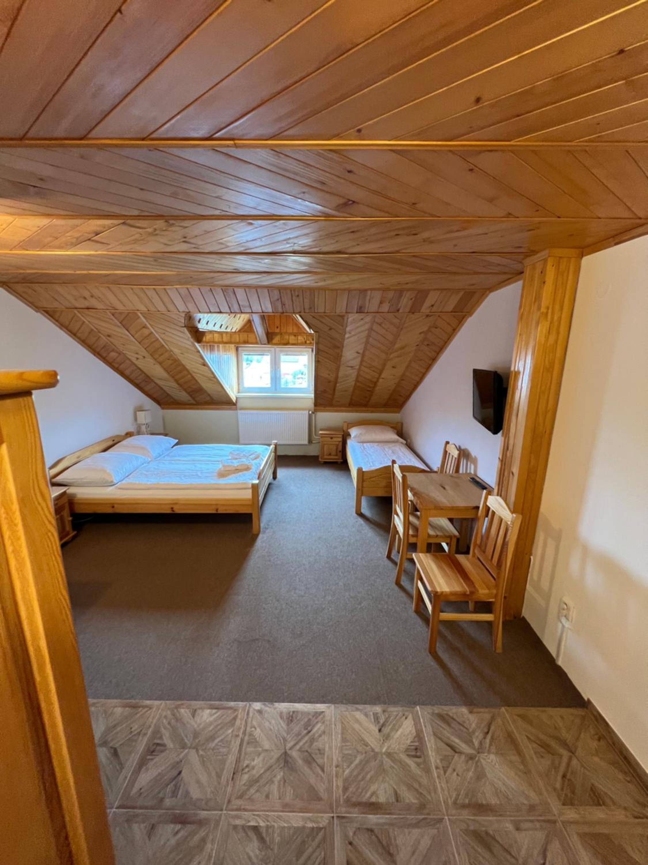 Economy Triple Room - Photo 11