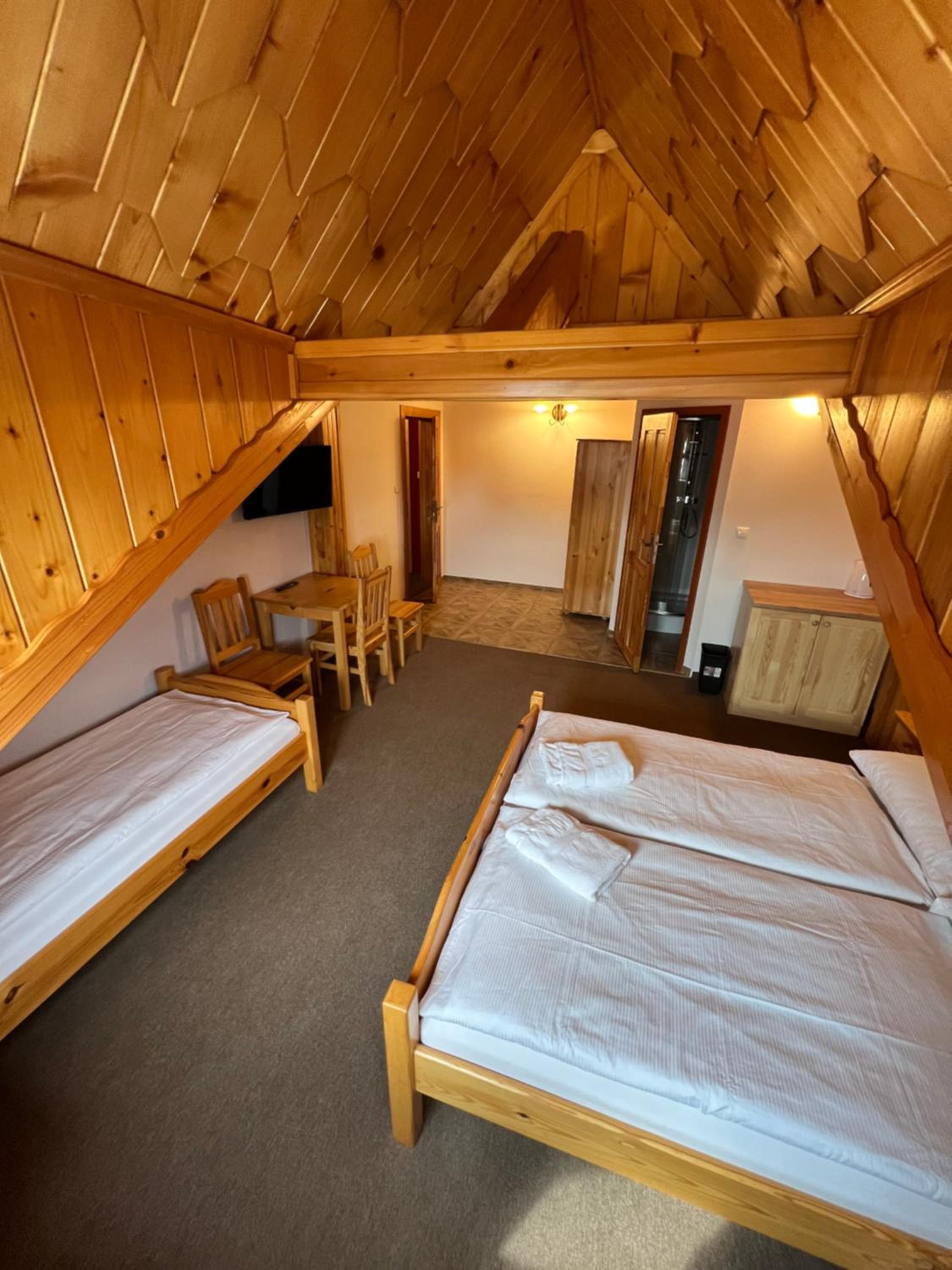 Economy Triple Room - Photo 14