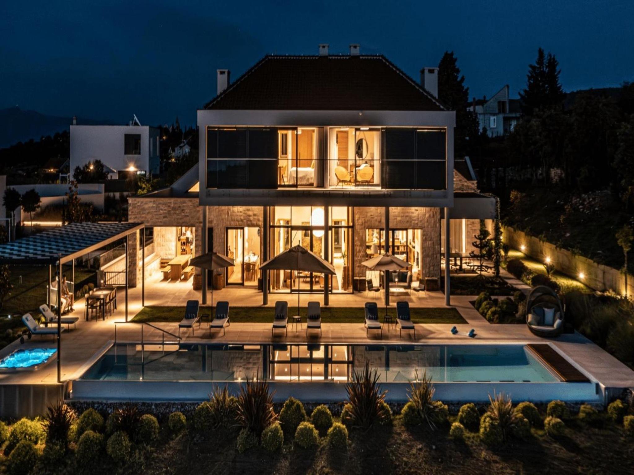 Six-Bedroom Villa  photo 3