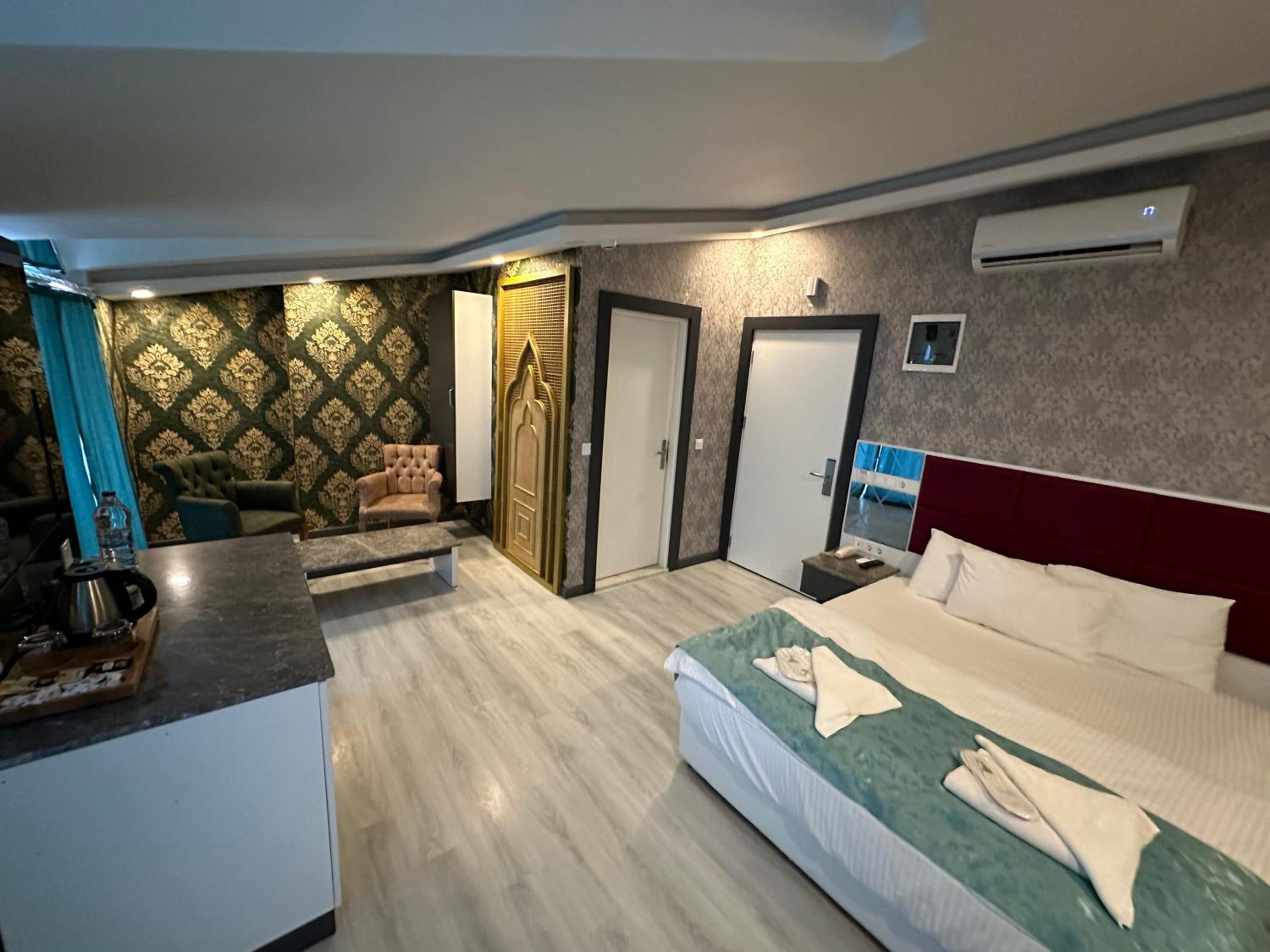 Deluxe Double Room with Balcony - Photo 1
