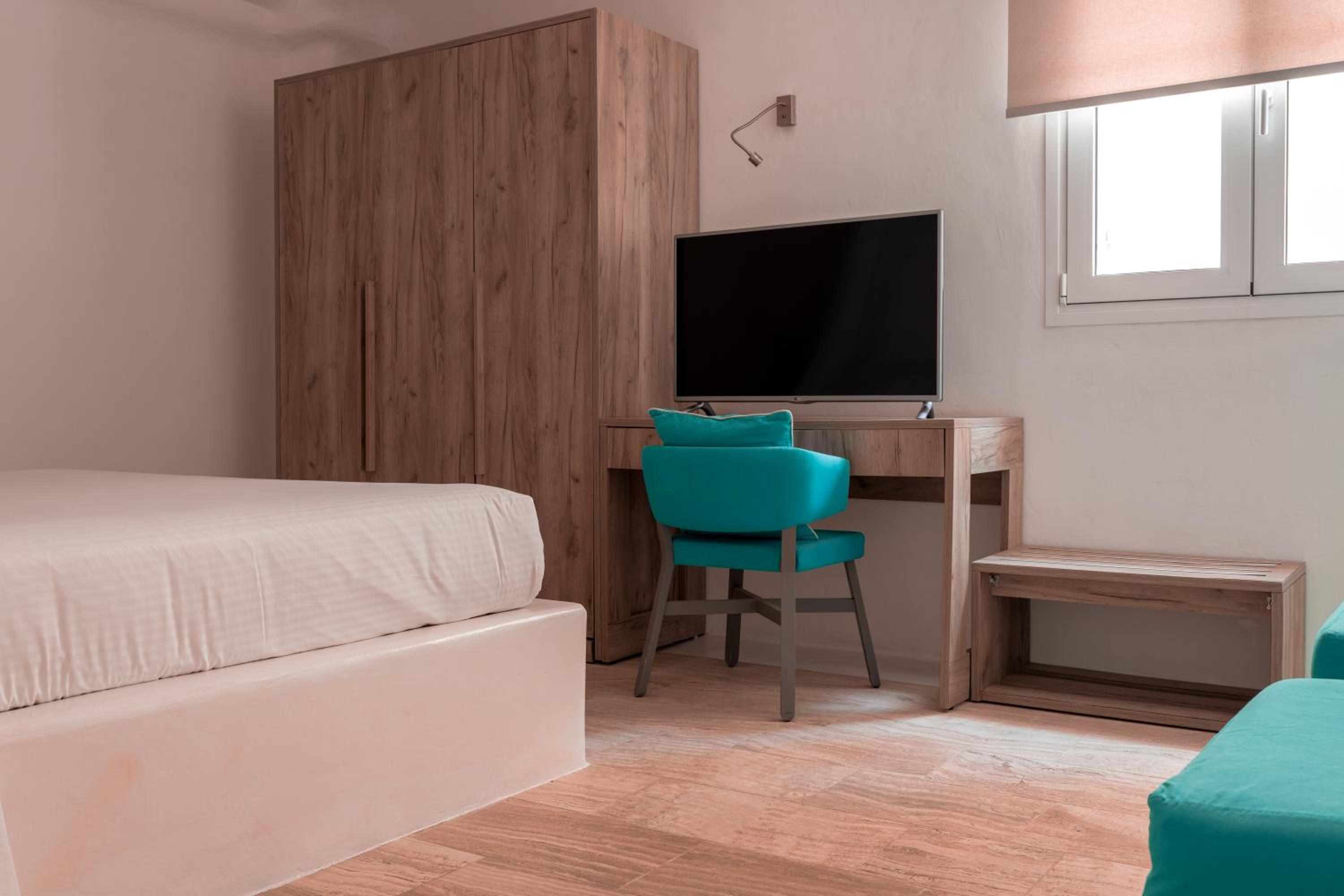 Senses Suite with Outdoor Hot Tub - Photo 5