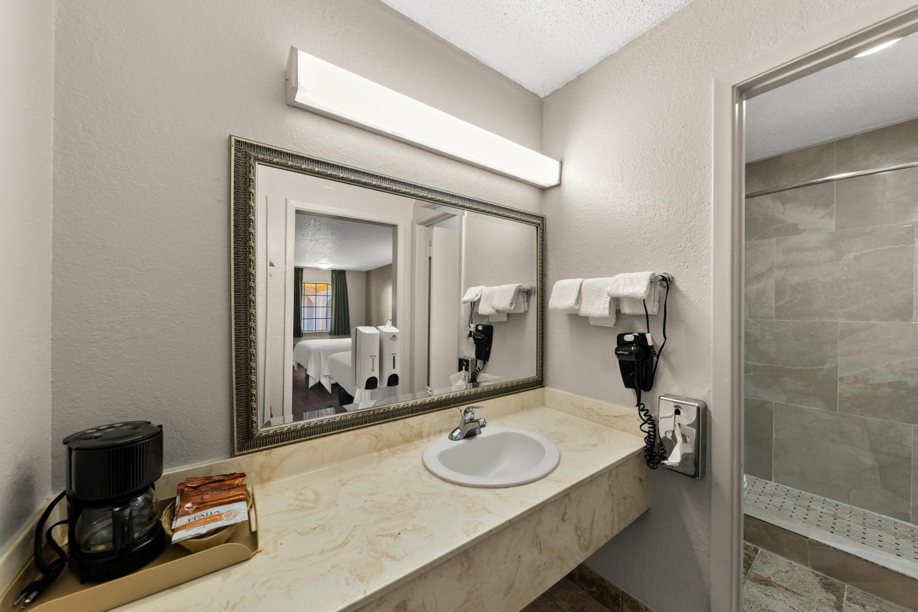 Standard Queen Room - Photo 4