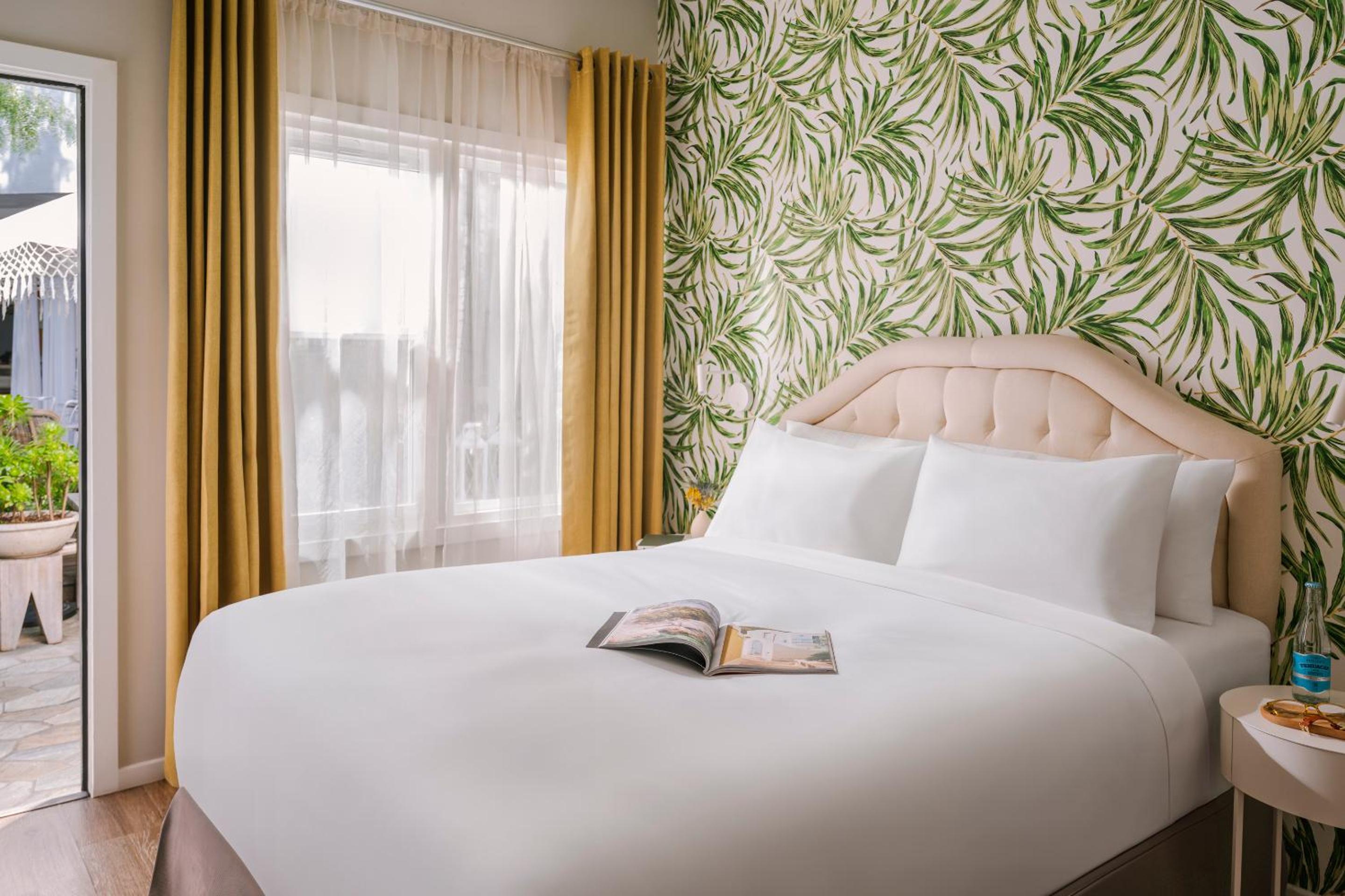 Suite, 1 King Bed With Sofa Bed