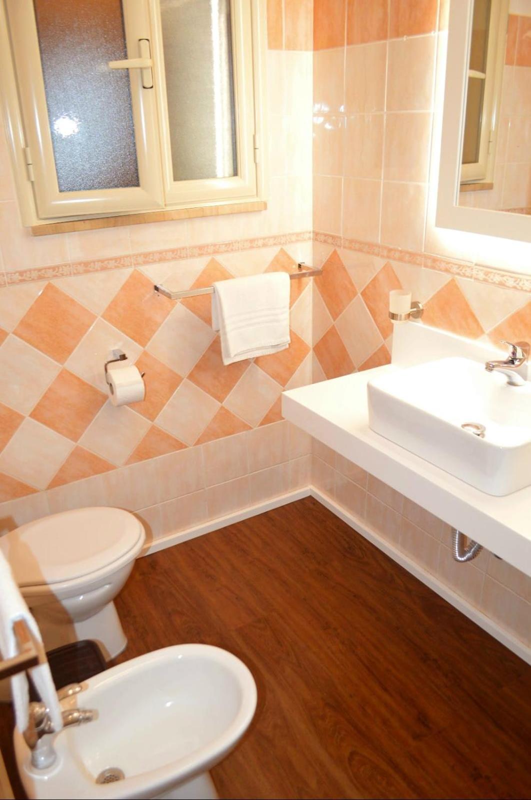 Small Twin Room - Photo 6