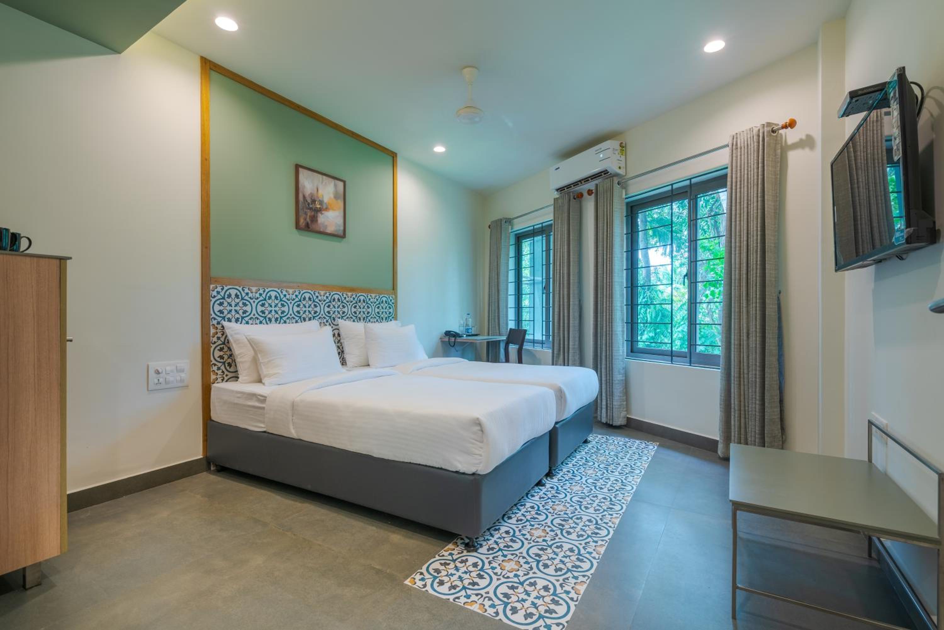 Suite - Photo 1