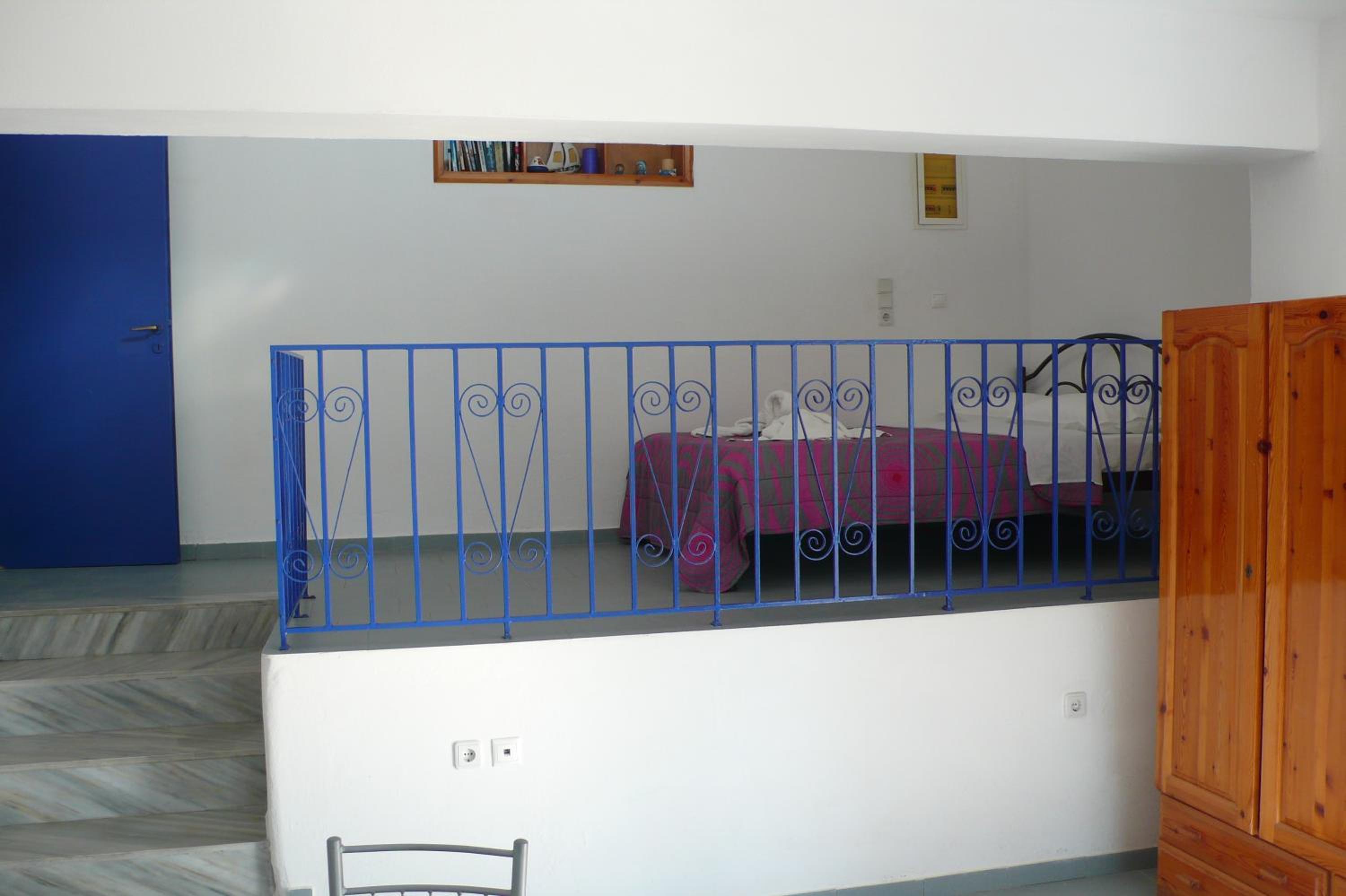 One-Bedroom Apartment - Photo 2
