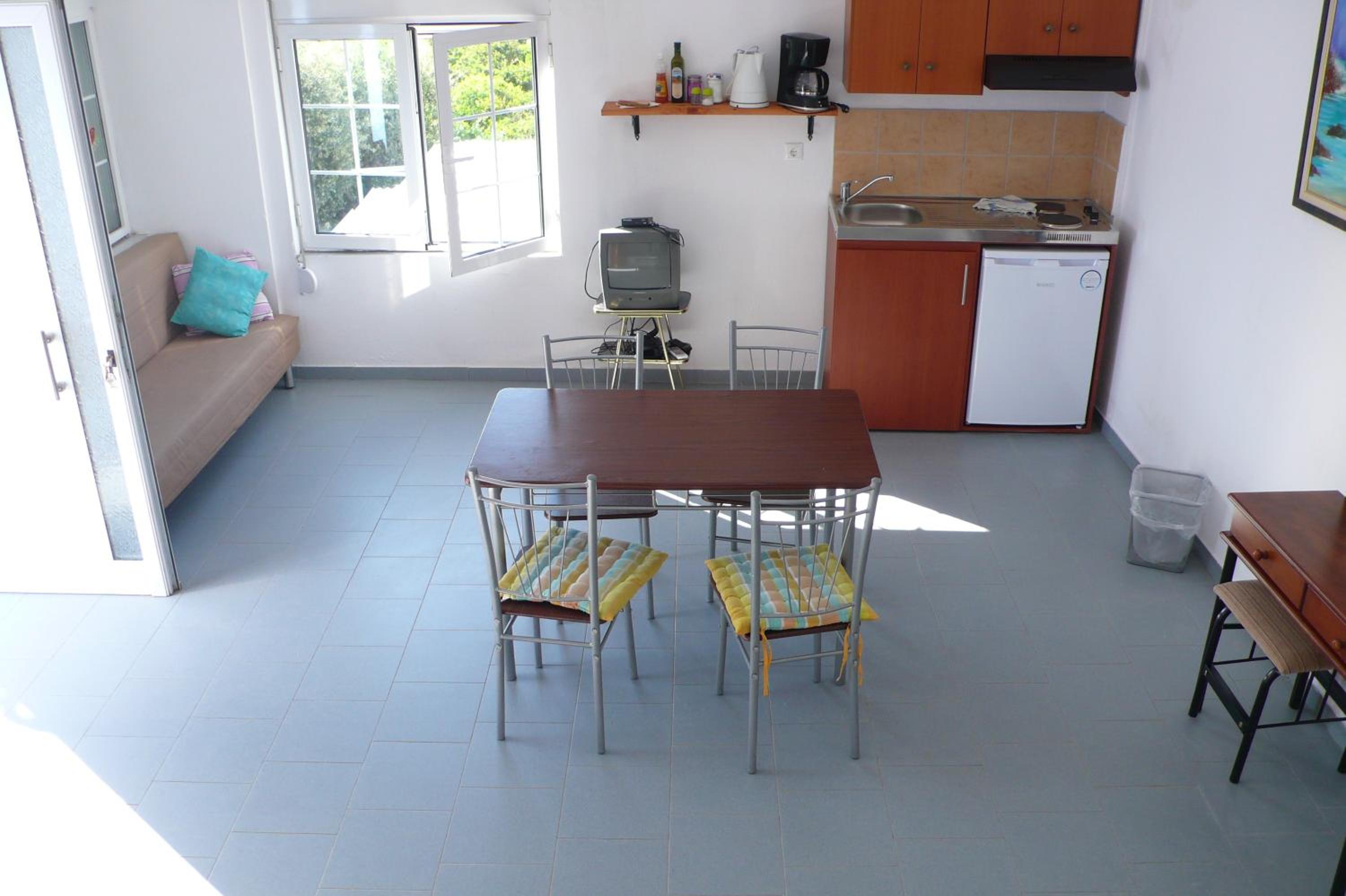 One-Bedroom Apartment - Photo 3