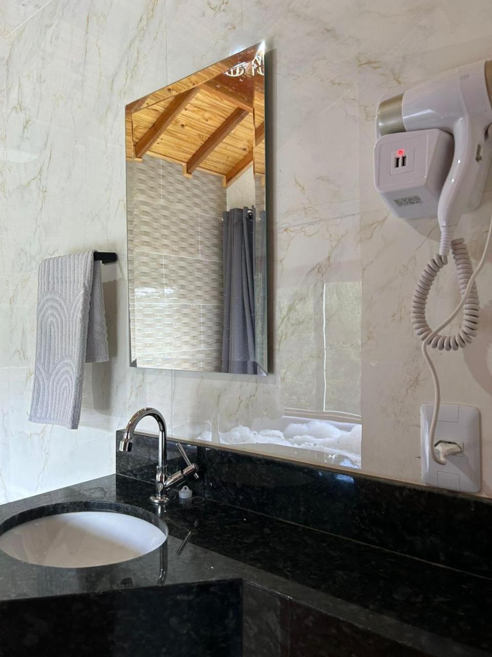 Deluxe King Room - Photo 4