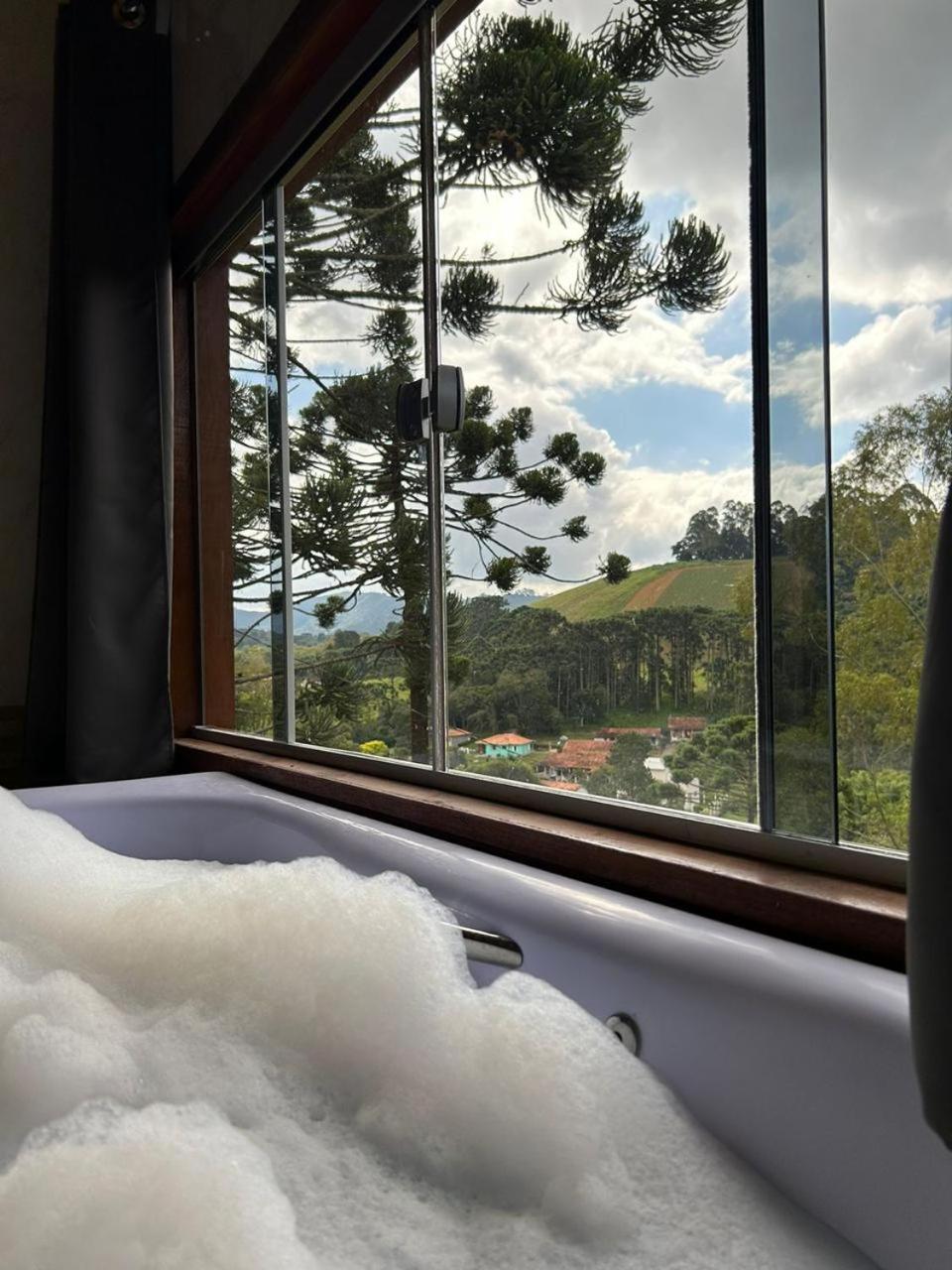 Deluxe King Room - Photo 12
