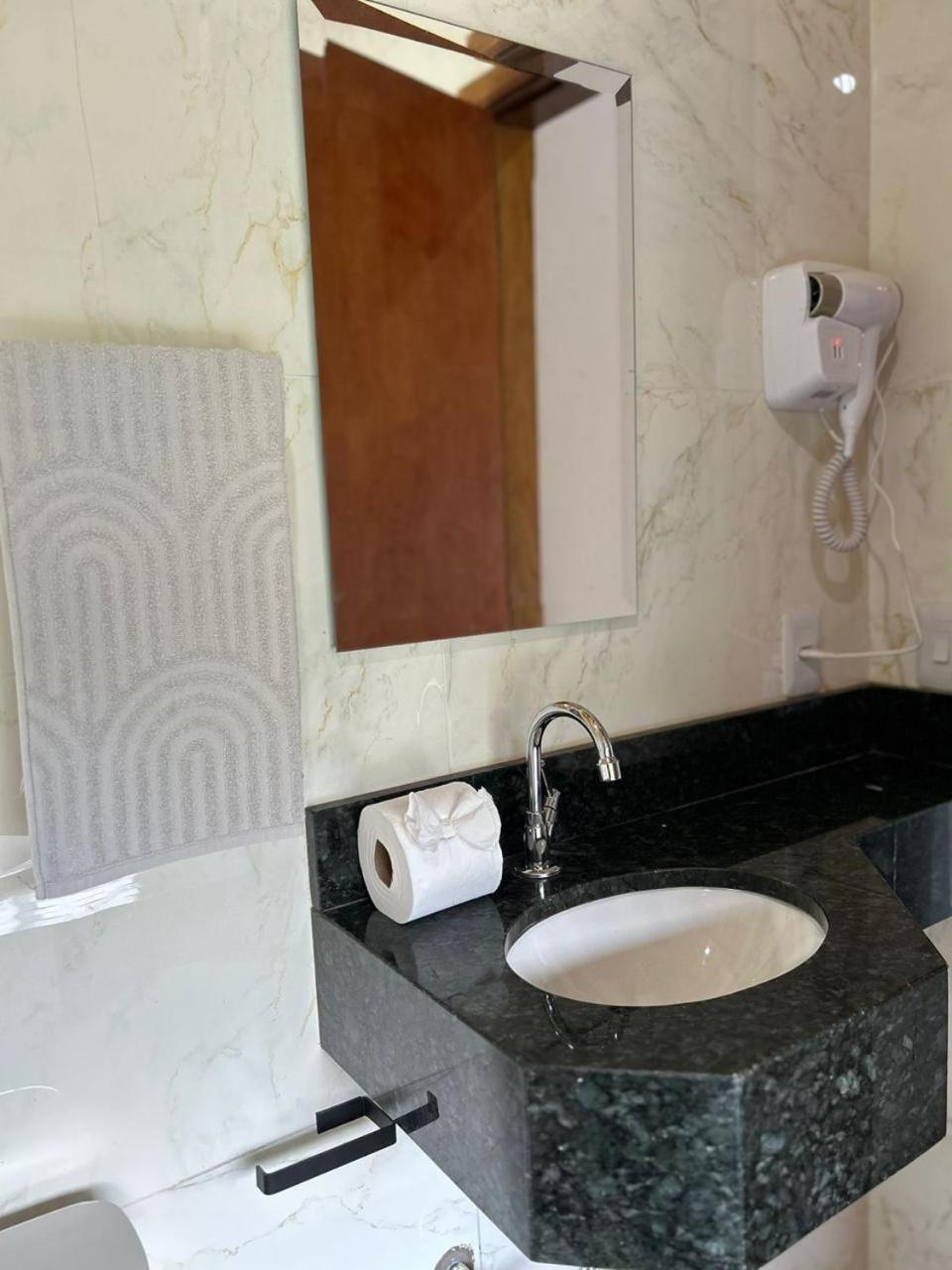 Deluxe King Room - Photo 10