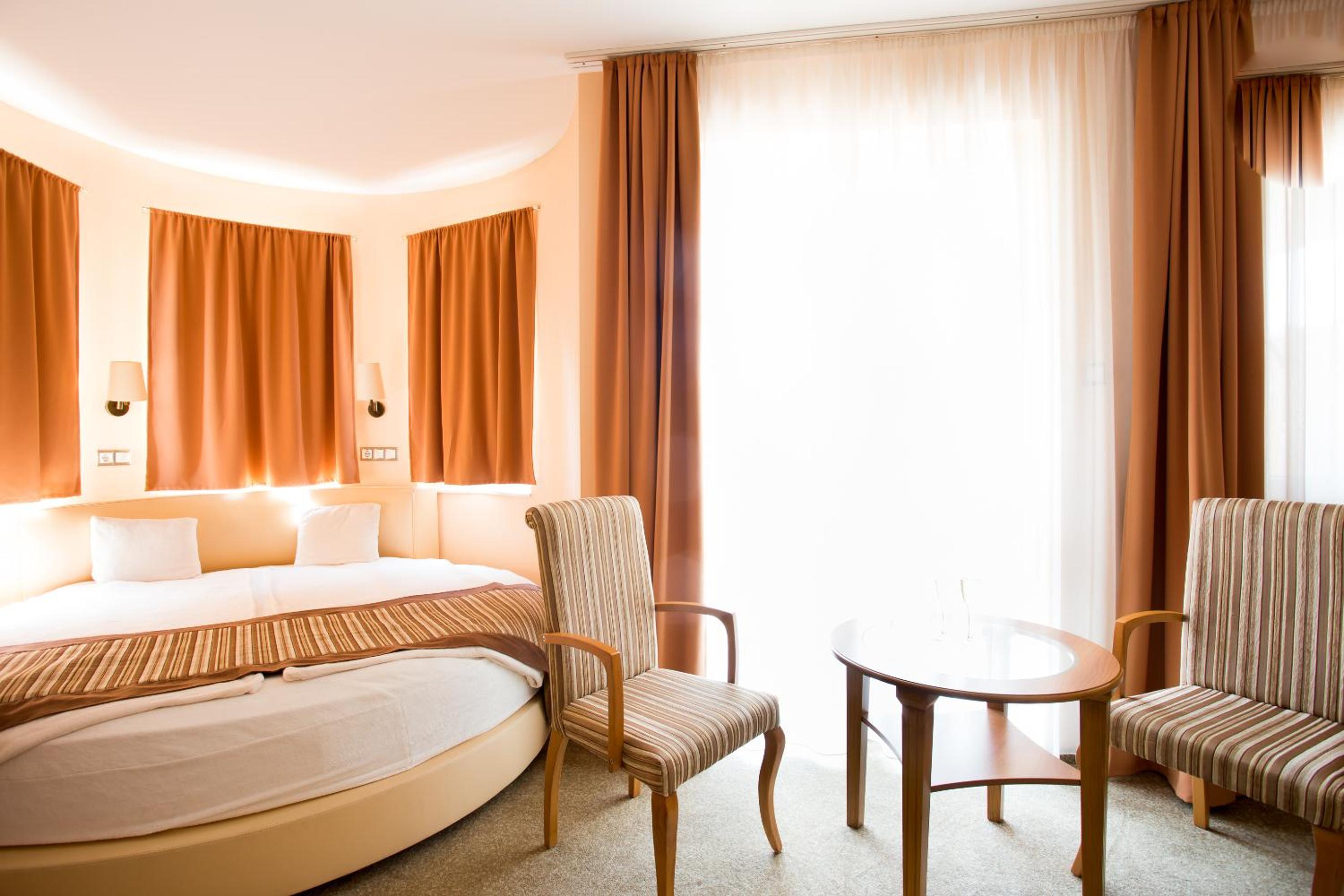 King Room with Spa Bath - Photo 1