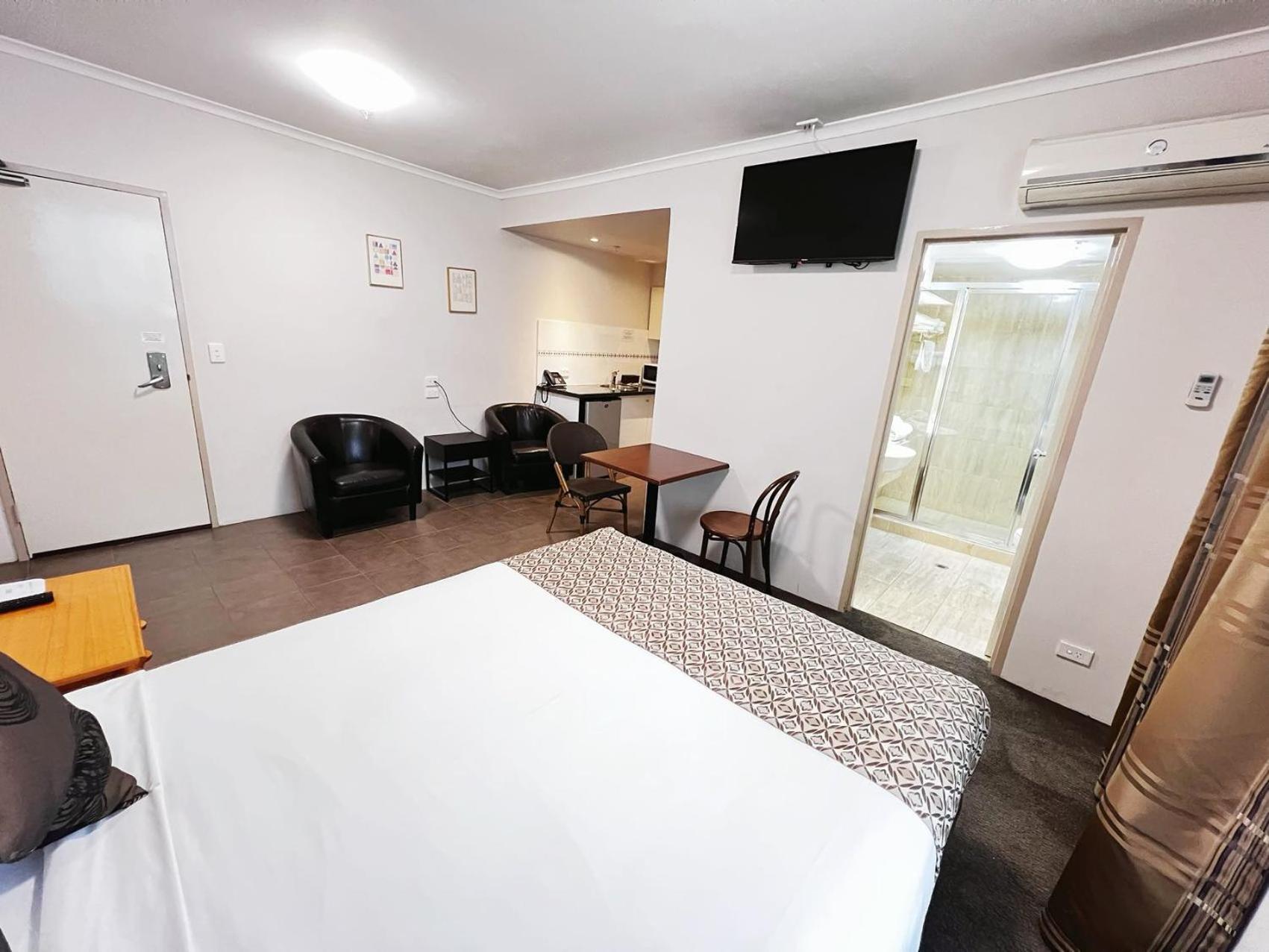 Two-Bedroom Suite - Photo 4