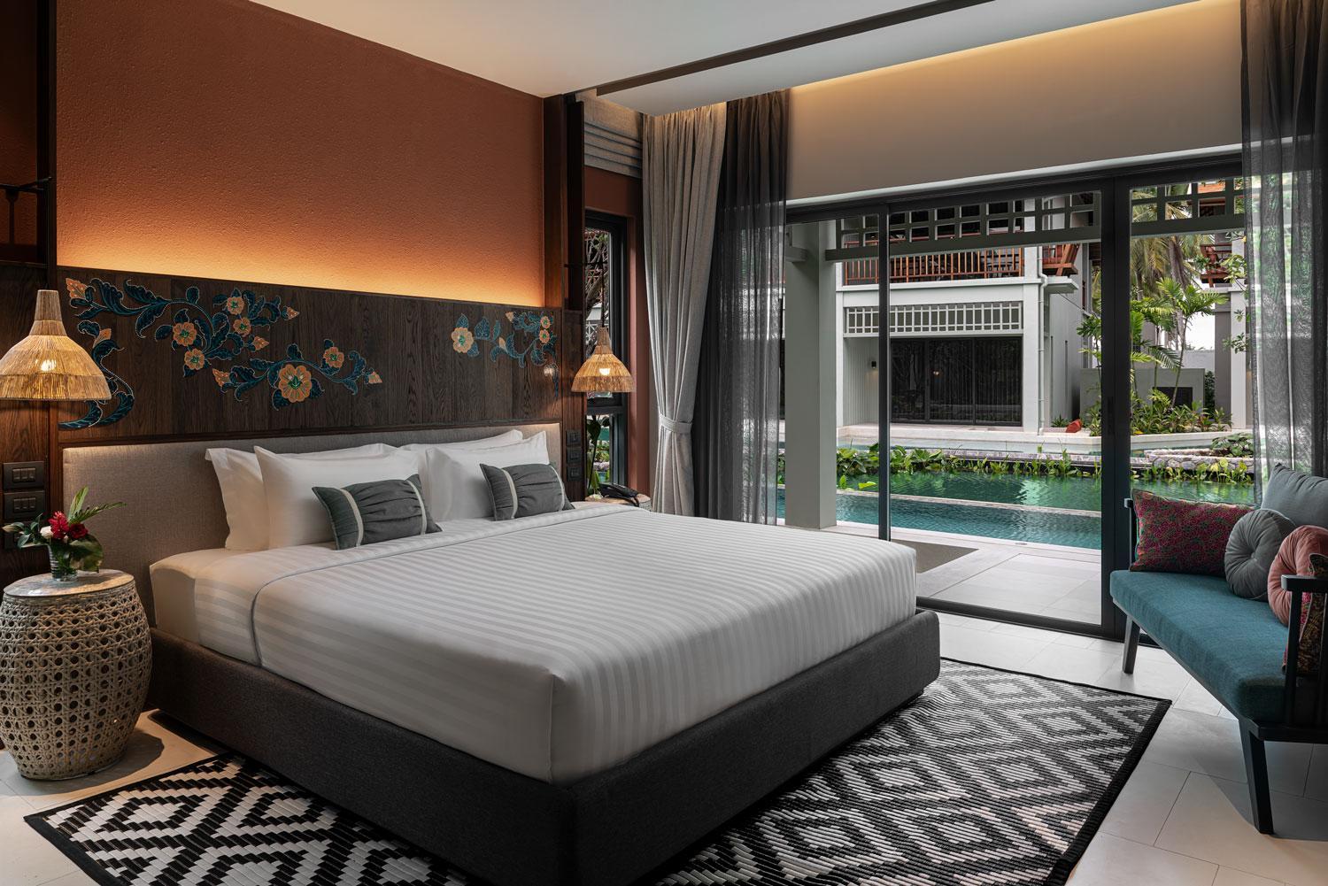 Deluxe King Room with Pool Access - Photo 1