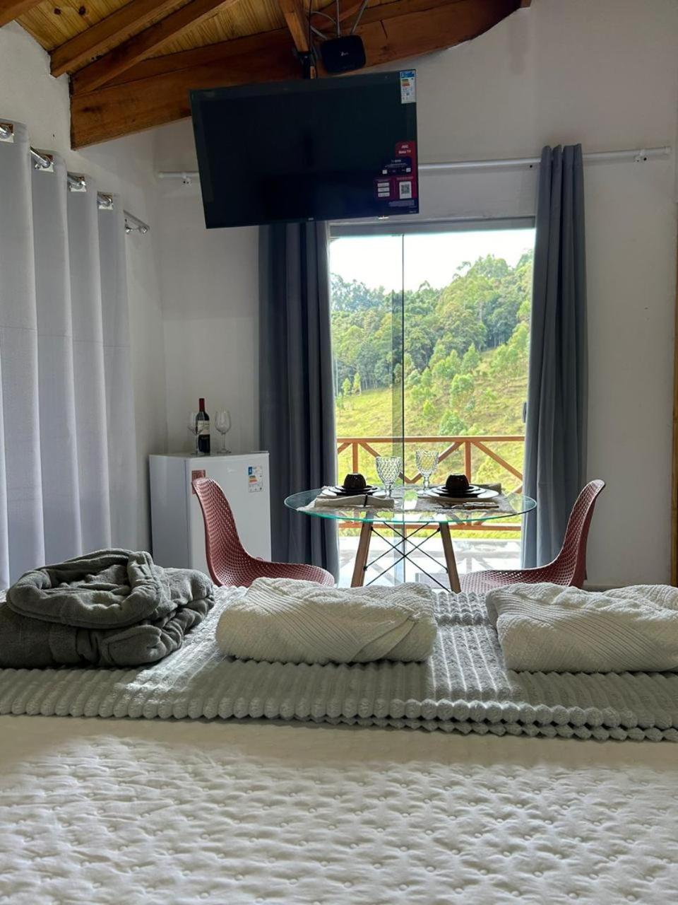 Deluxe King Room - Photo 5
