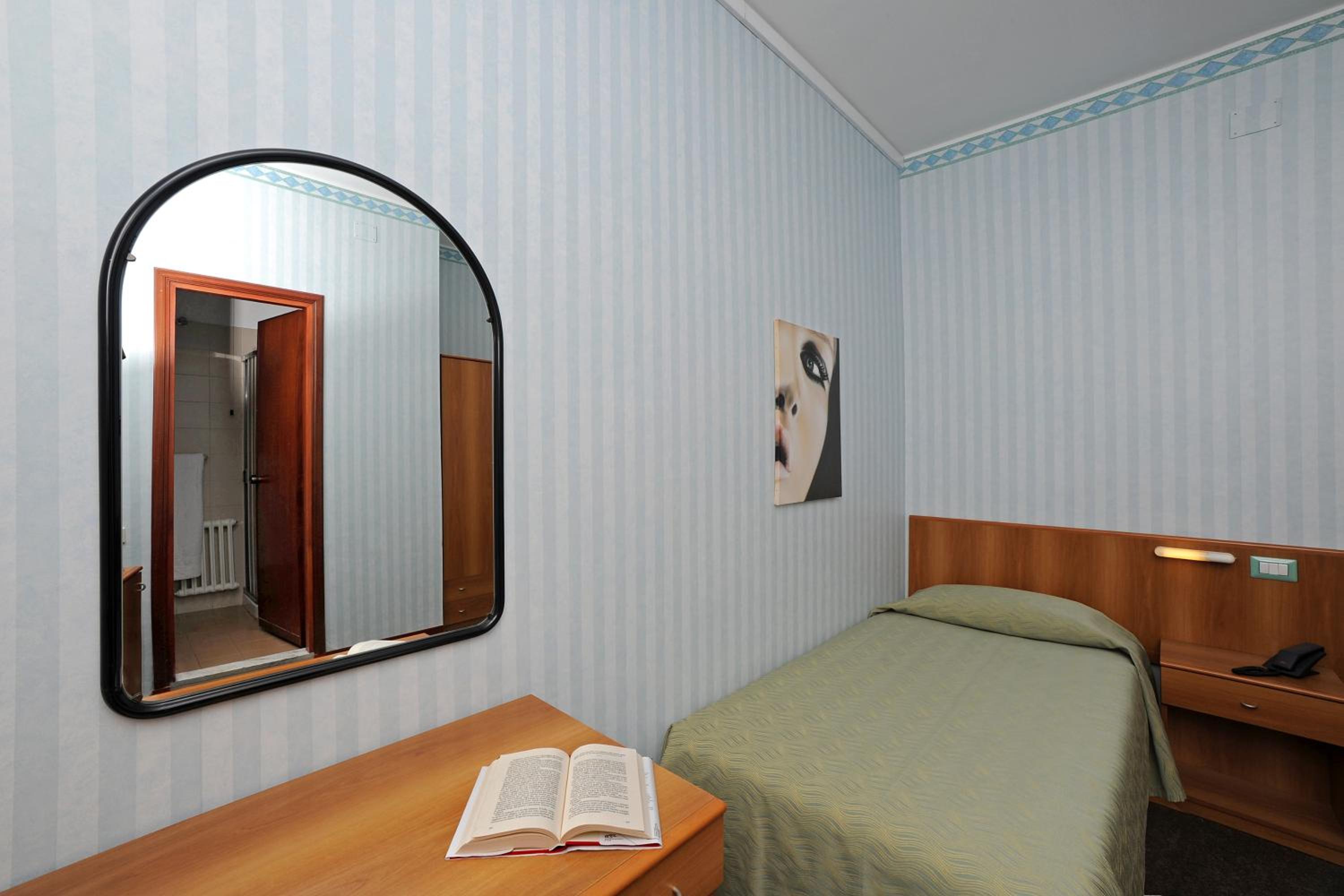 Single Room photo 2