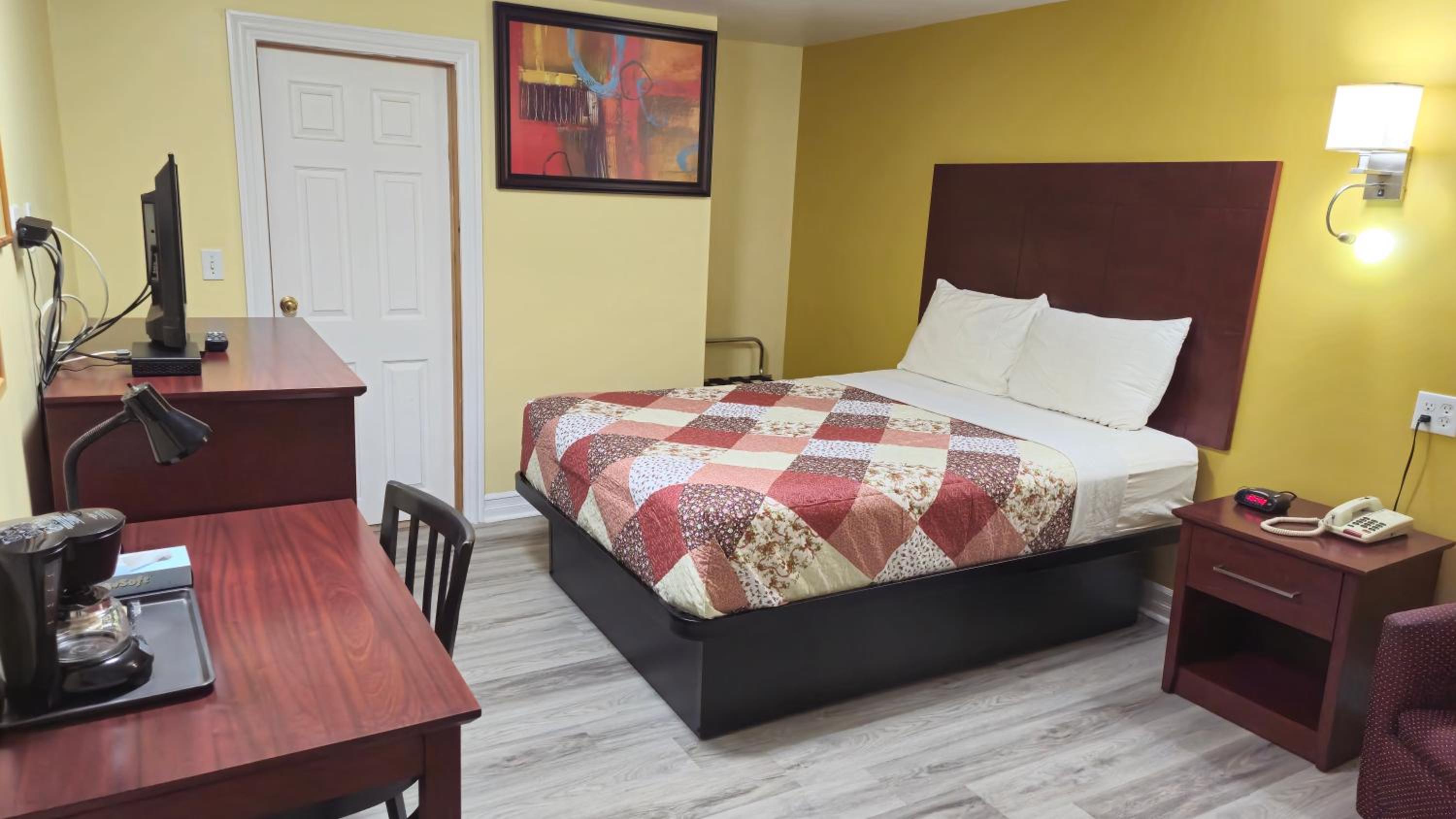 Queen Room photo 1