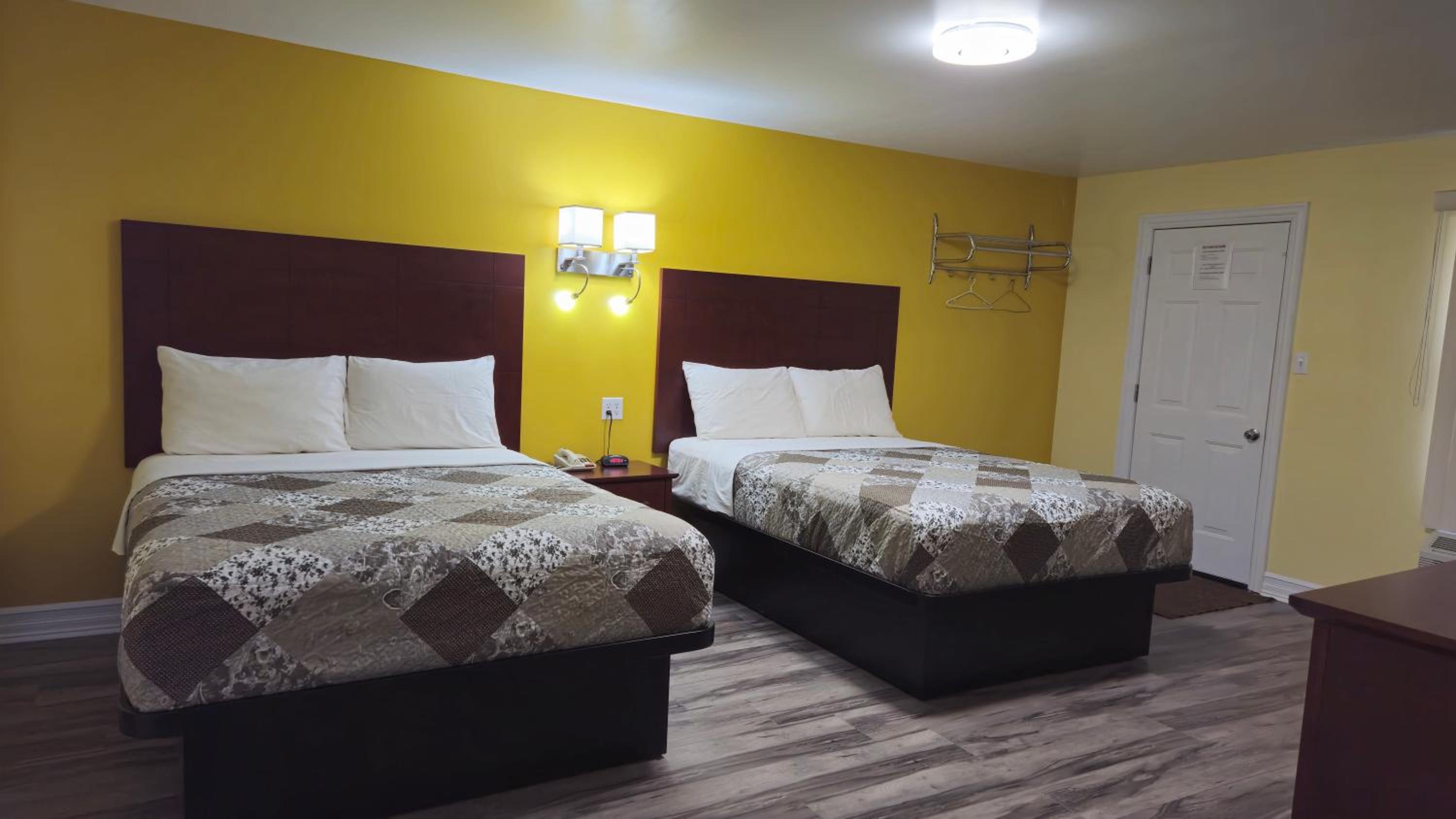 Queen Room with Two Queen Beds photo 1