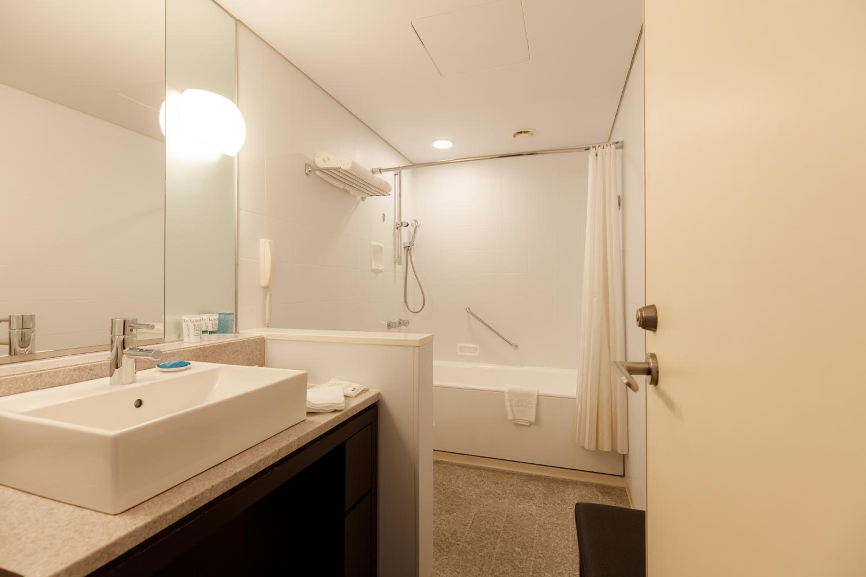 Stylish Queen Room - Non-Smoking