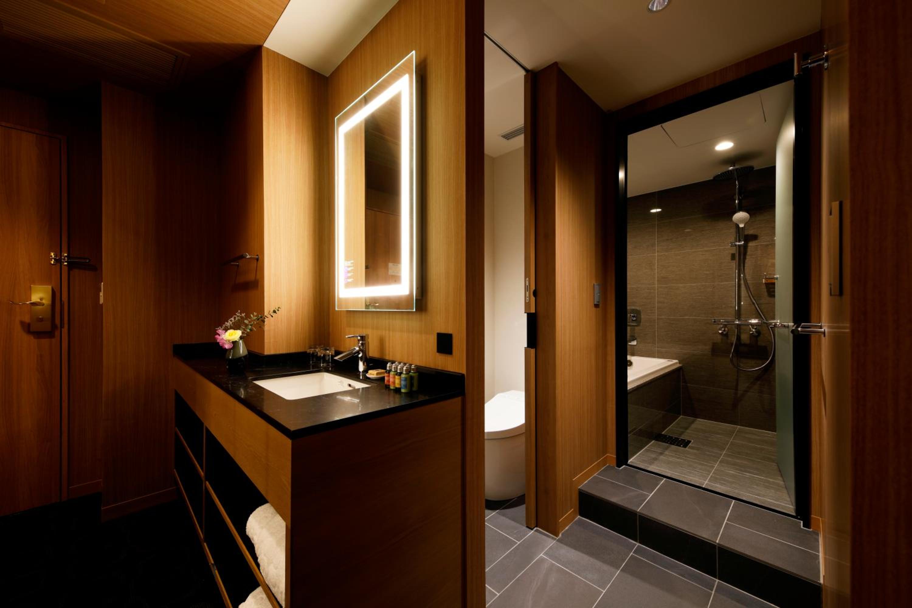 Luxury Floor Queen Room - Non-Smoking - Photo 6