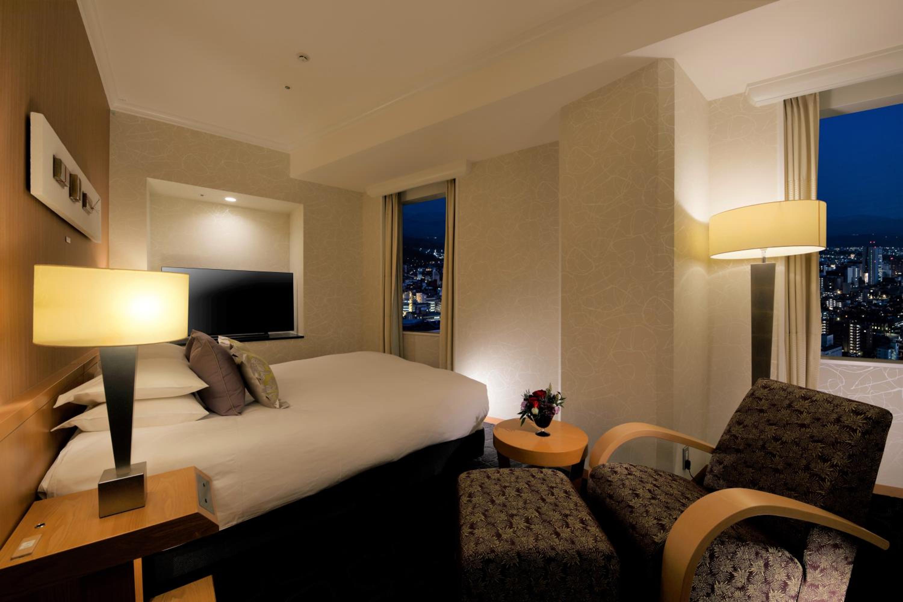Luxury Floor Queen Room - Non-Smoking - Photo 9