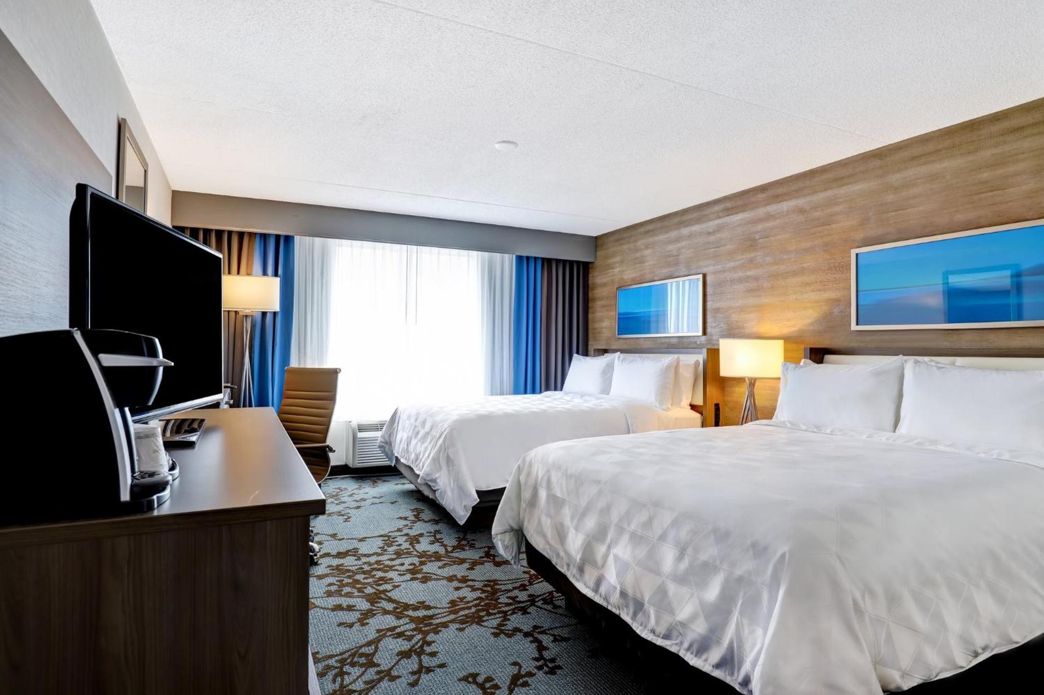 Standard Room with Two Queen Beds - Photo 3