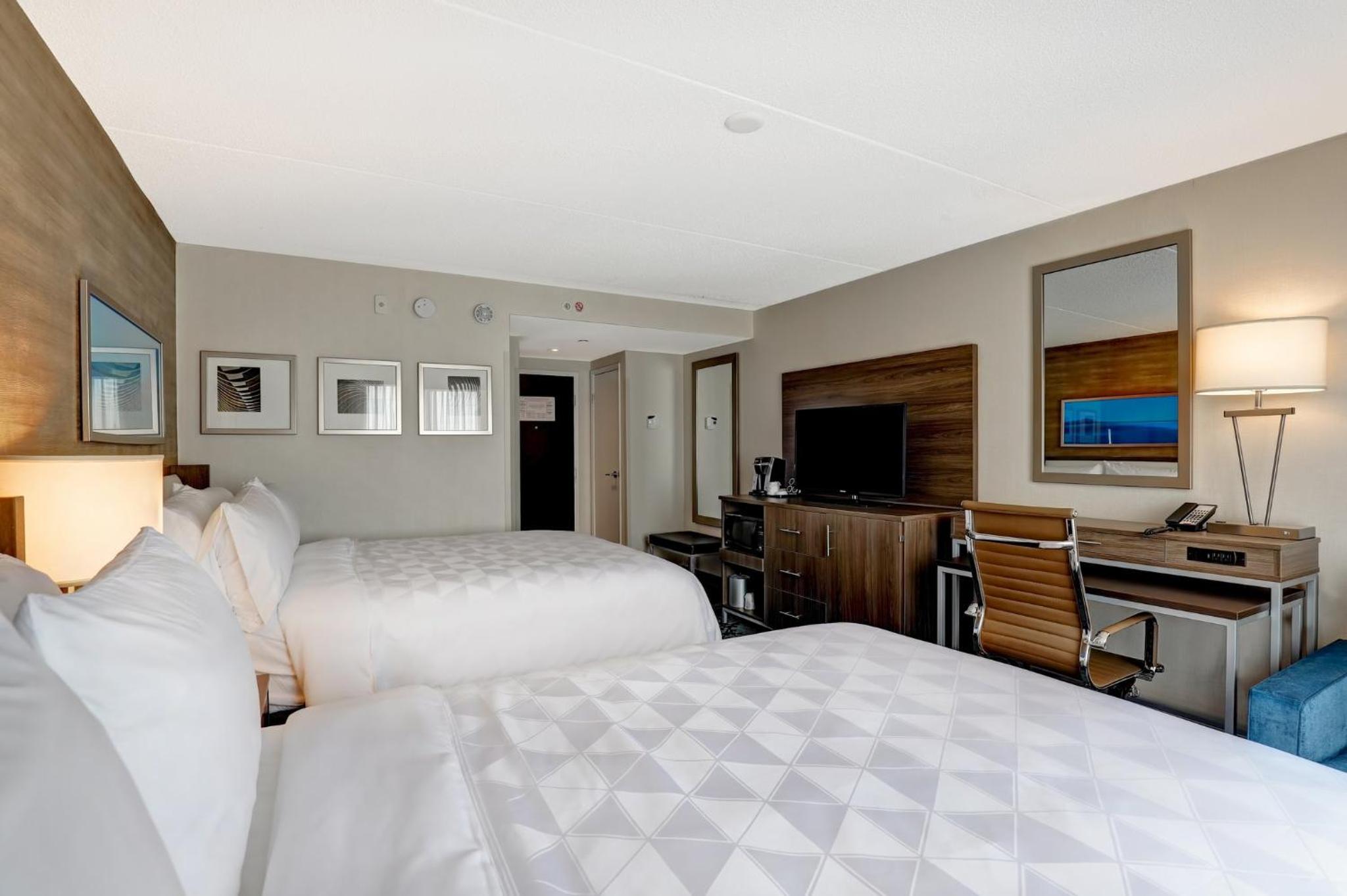 Standard Room with Two Queen Beds - Photo 7