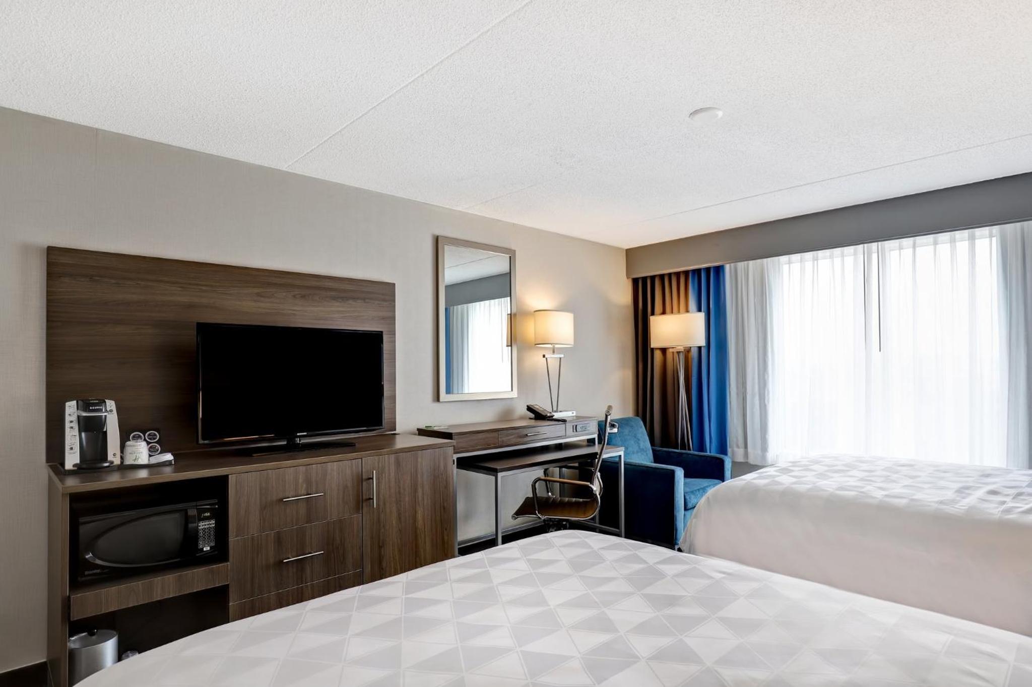 Standard Room with Two Queen Beds - Photo 4