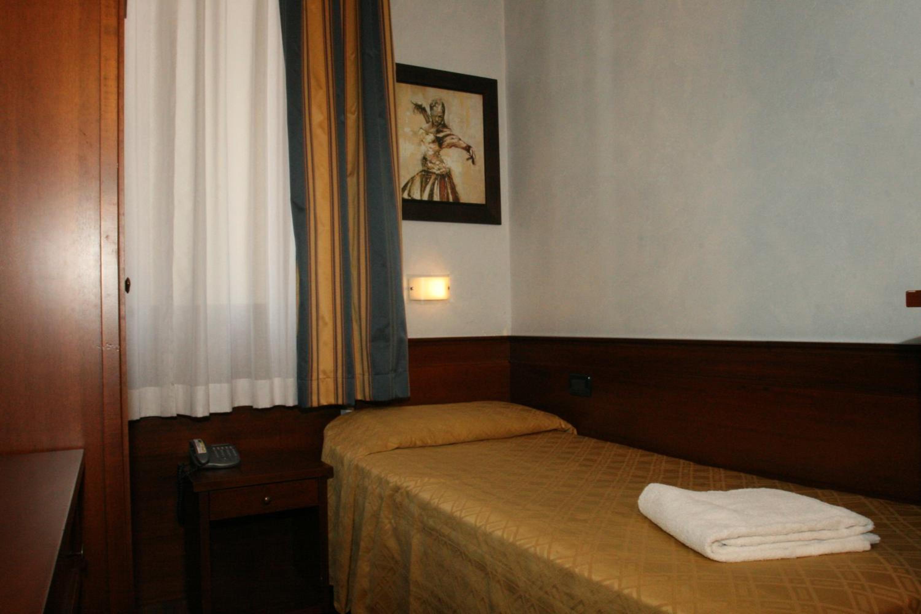 Small Single Room photo 3