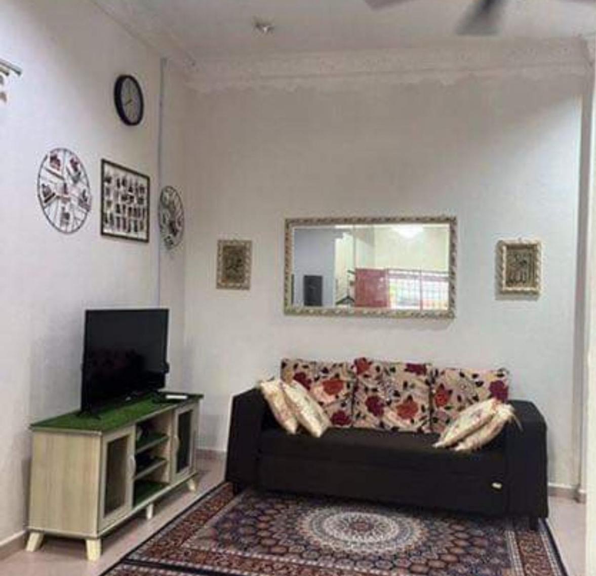 Three-Bedroom House photo 3