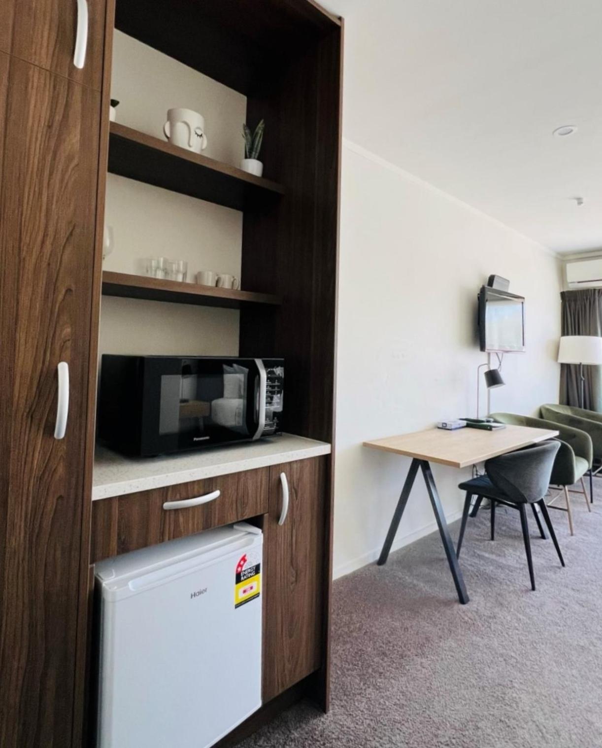 Deluxe King Room - Photo 16