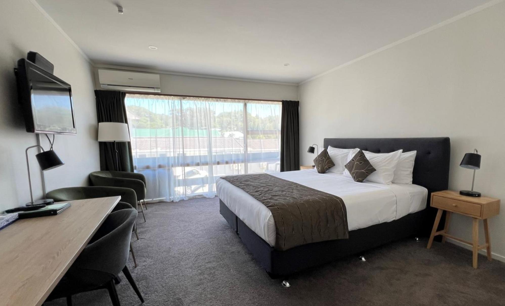 Deluxe King Room - Photo 15