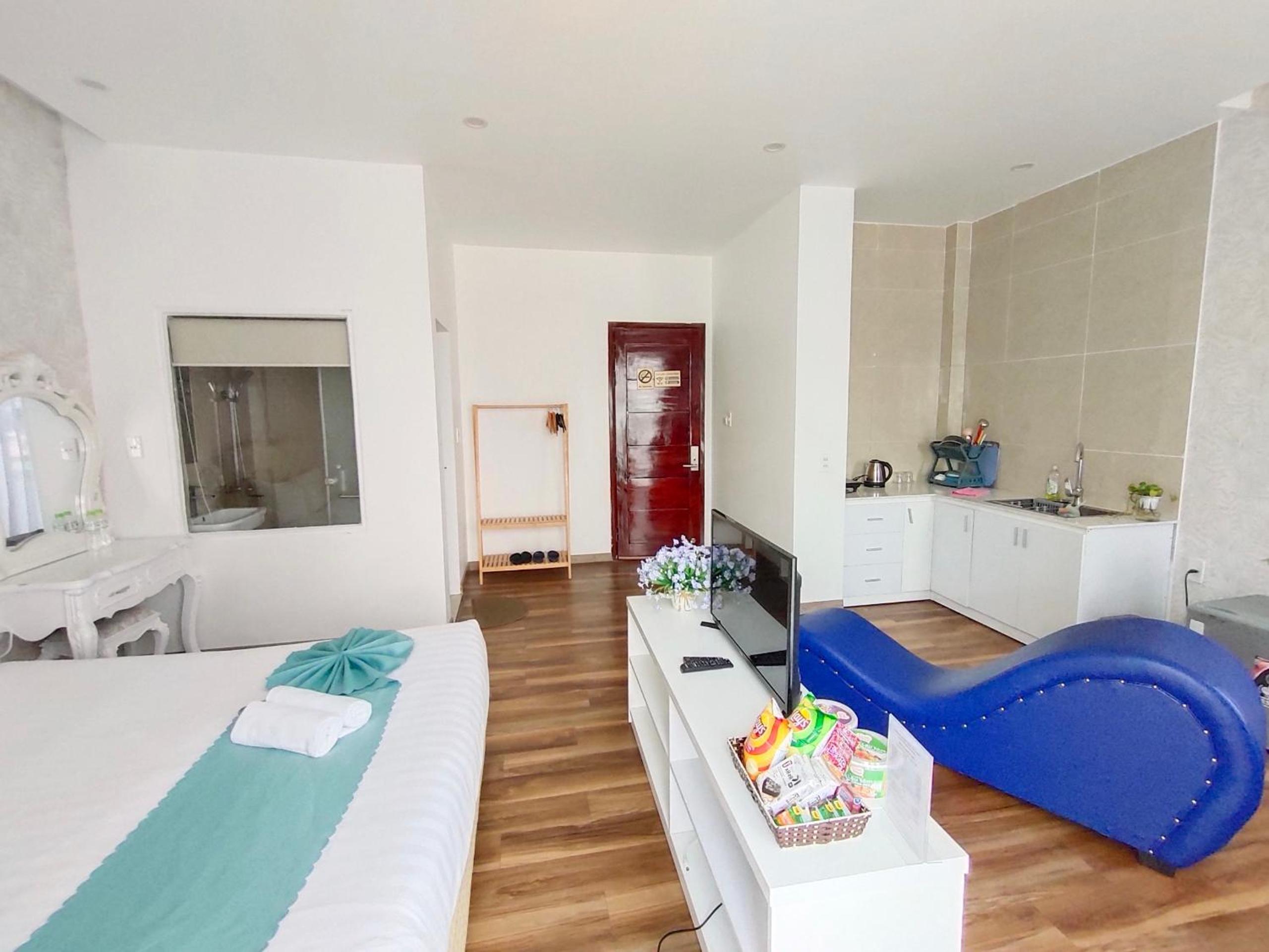 Studio with Balcony - Photo 10