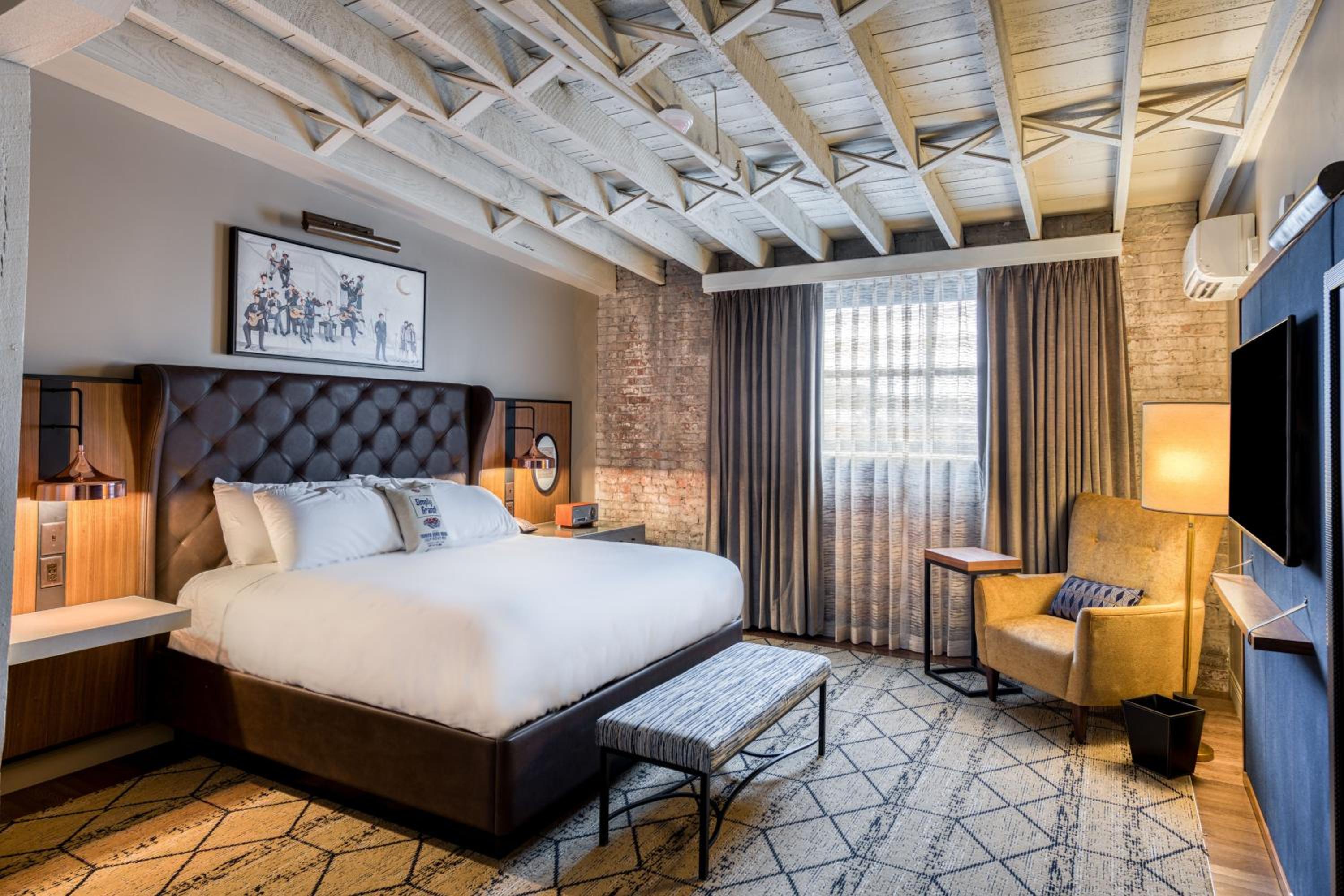 Guest Room, 1 King - Photo 2
