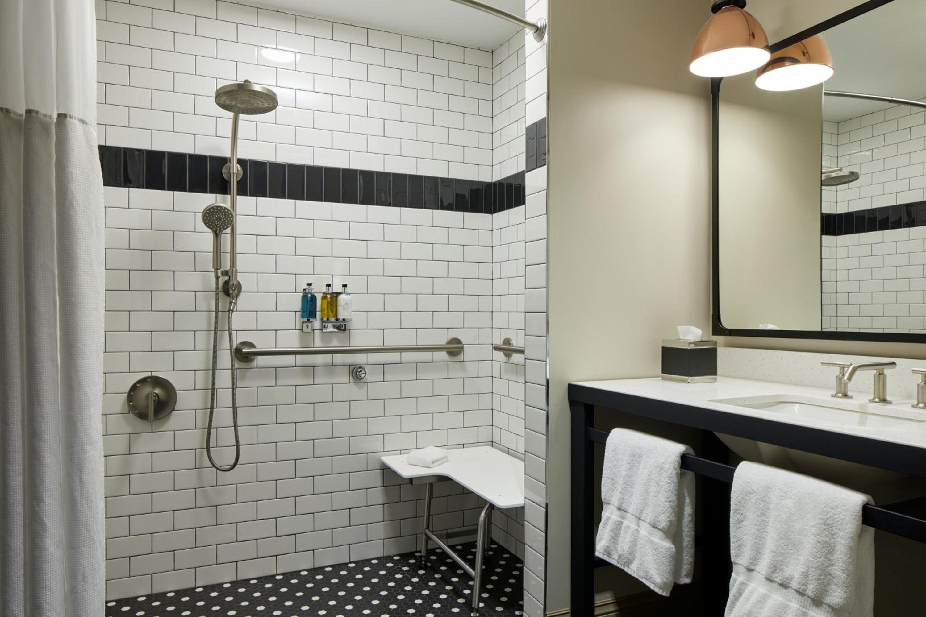 Guest Room, 1 King - Photo 3