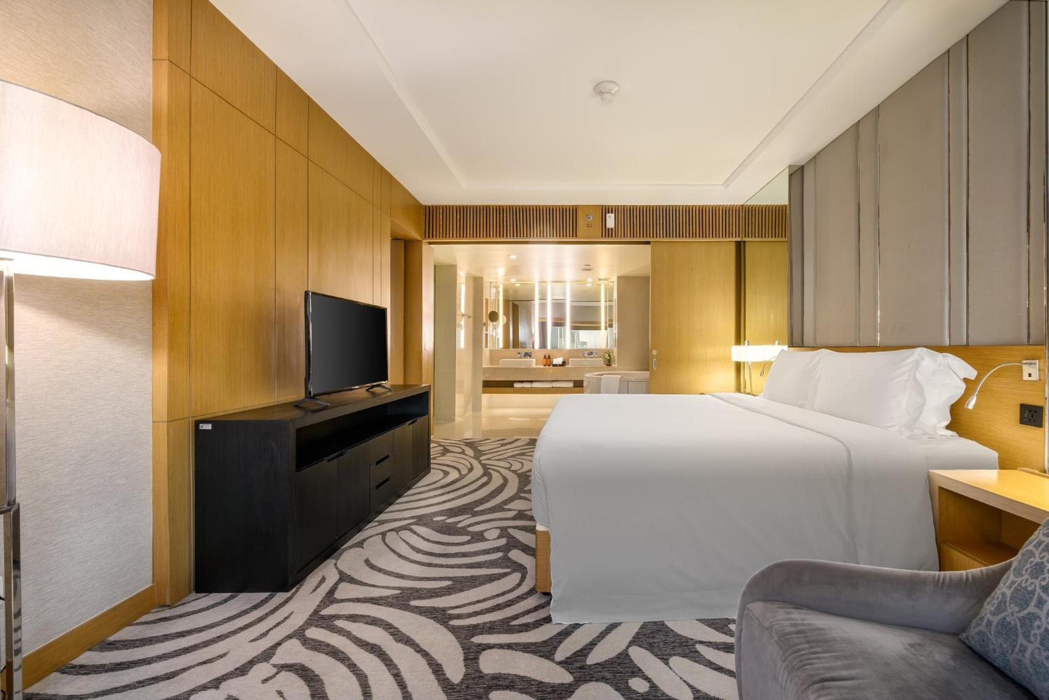 Suite - Photo 1
