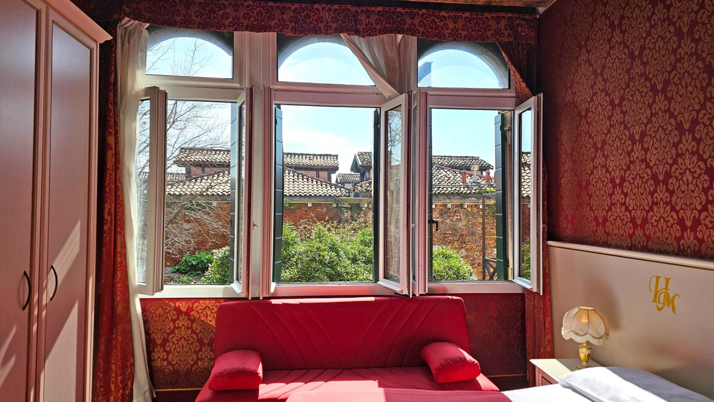Classic Quadruple Room with Private External Bathroom photo 2