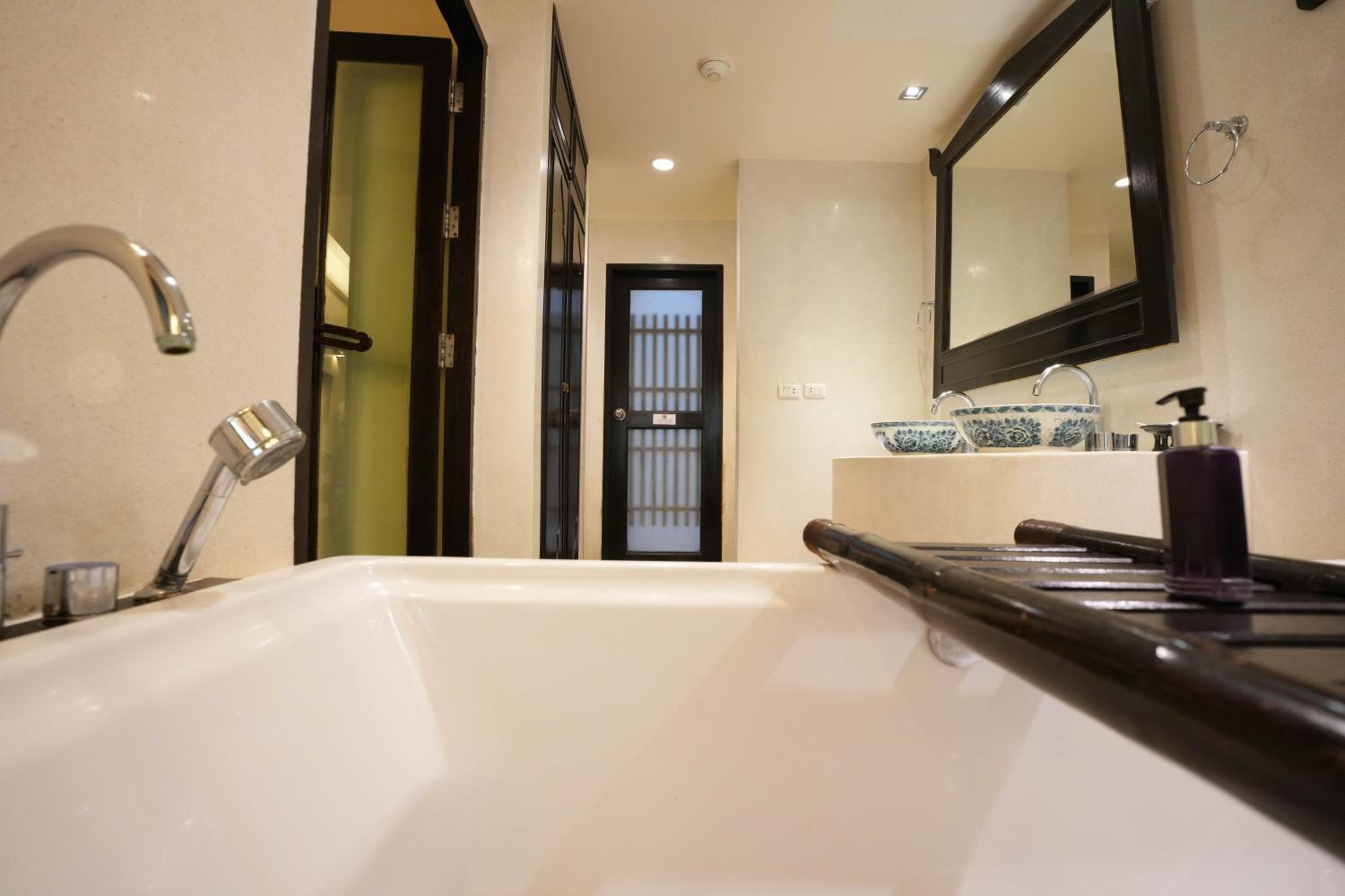 Deluxe Double or Twin Room - Photo 7